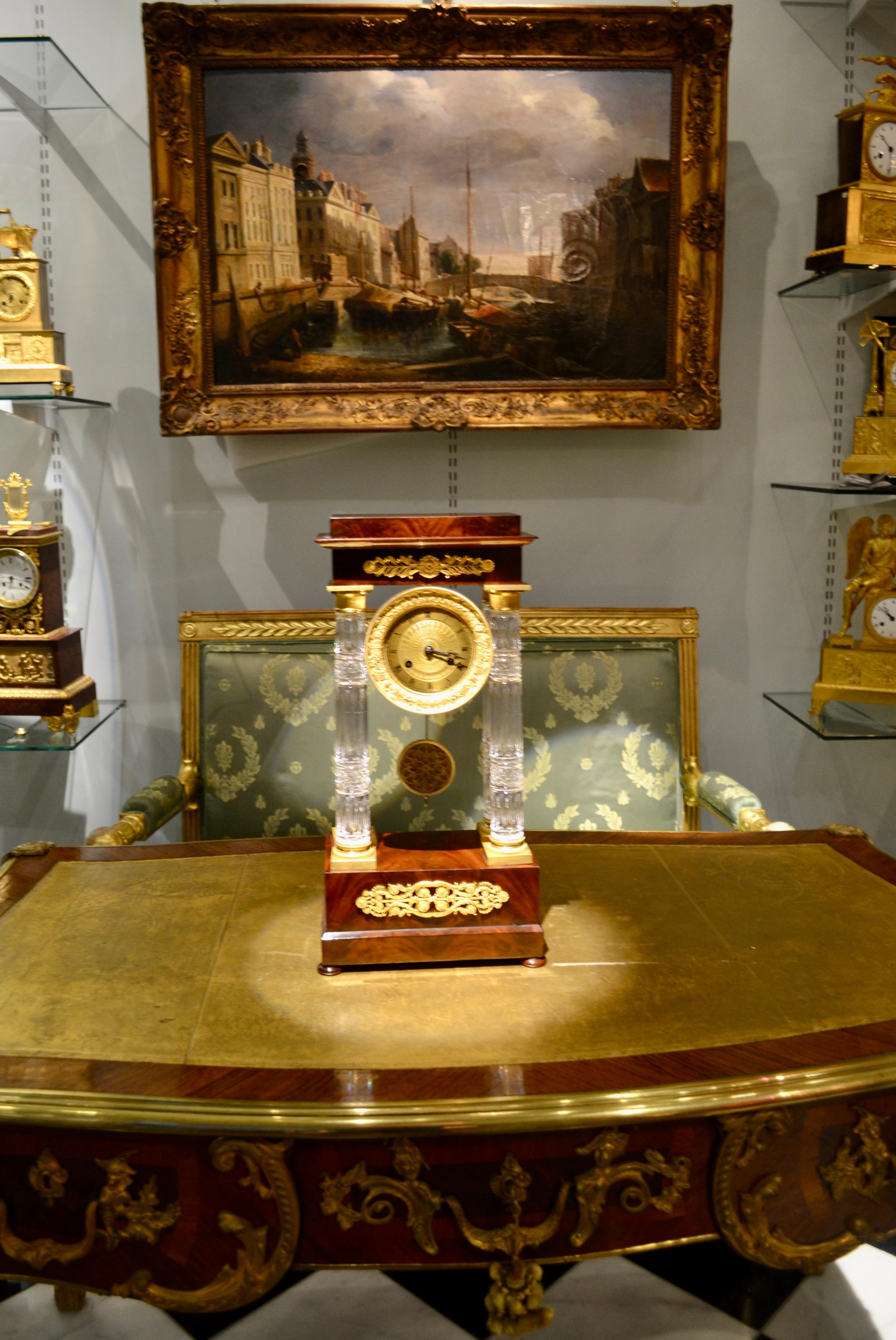 Horloge Portico Empire française en acajou et cristal taillé à colonnes en vente 8