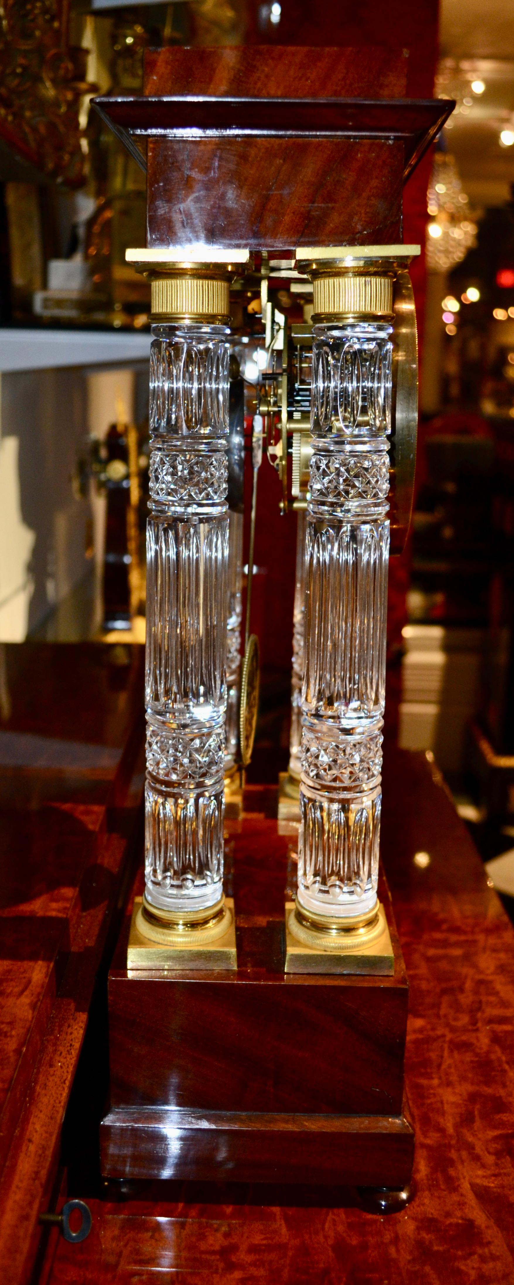 XIXe siècle Horloge Portico Empire française en acajou et cristal taillé à colonnes en vente