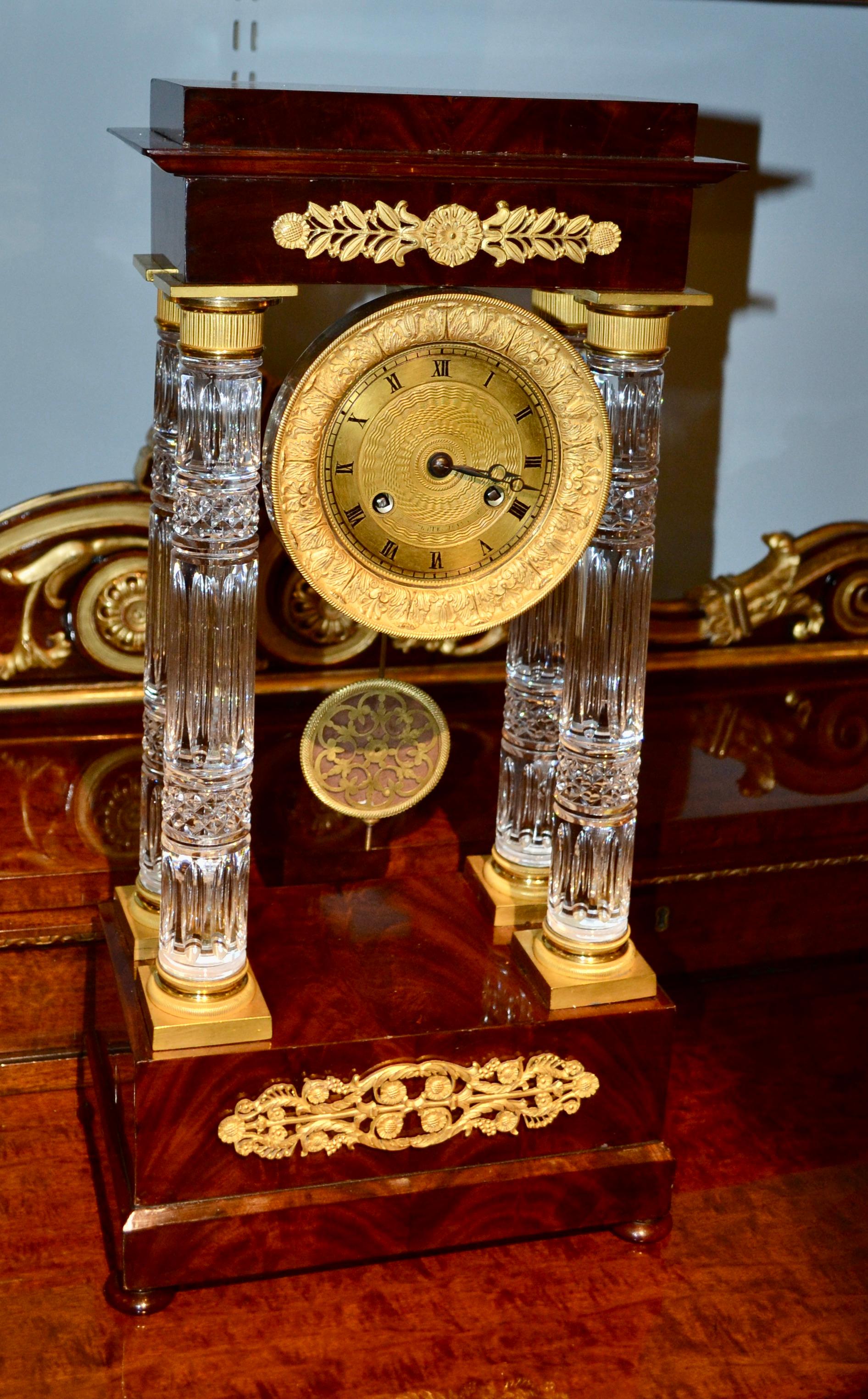 Horloge Portico Empire française en acajou et cristal taillé à colonnes en vente 1