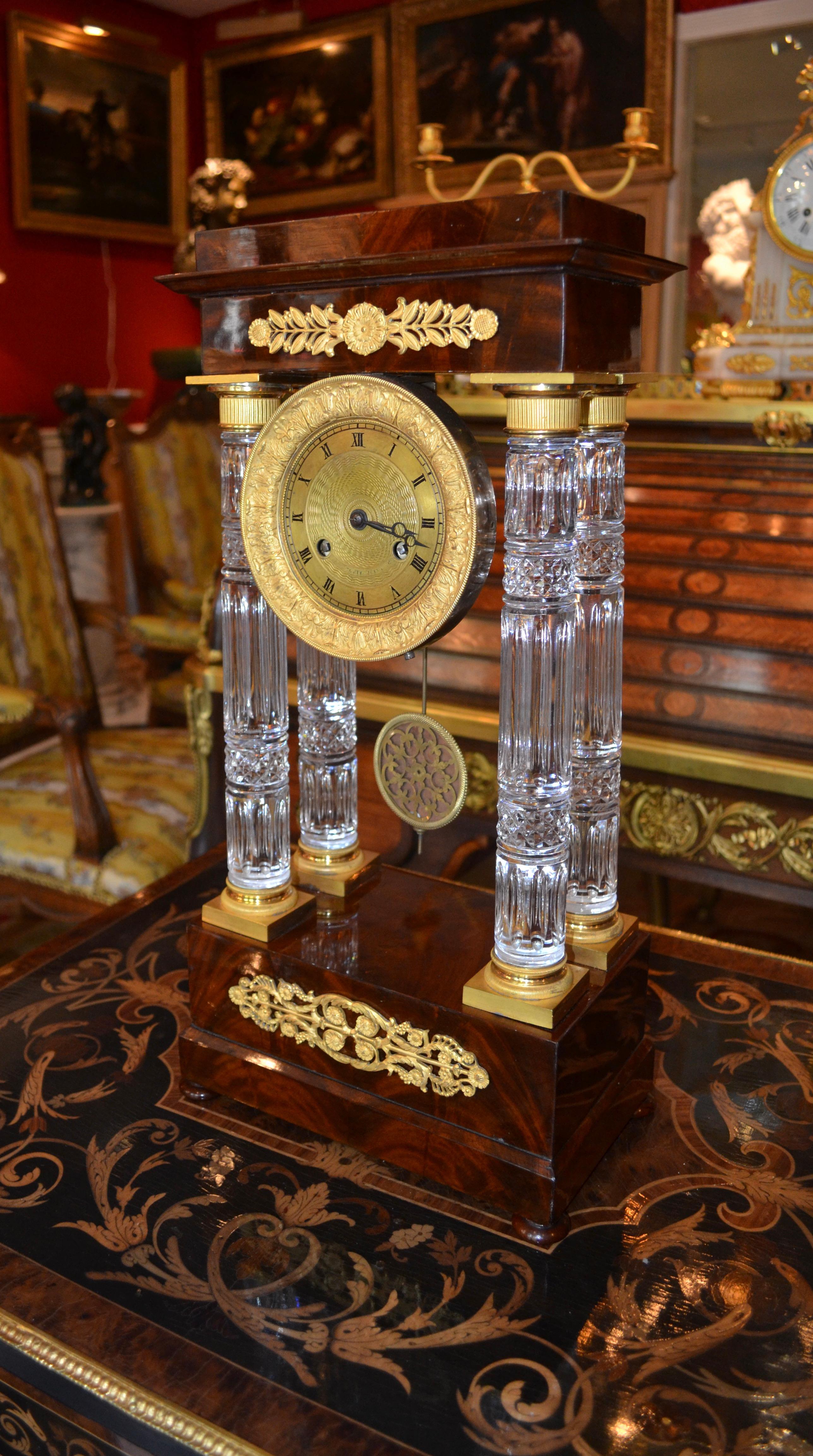Horloge Portico Empire française en acajou et cristal taillé à colonnes en vente 2