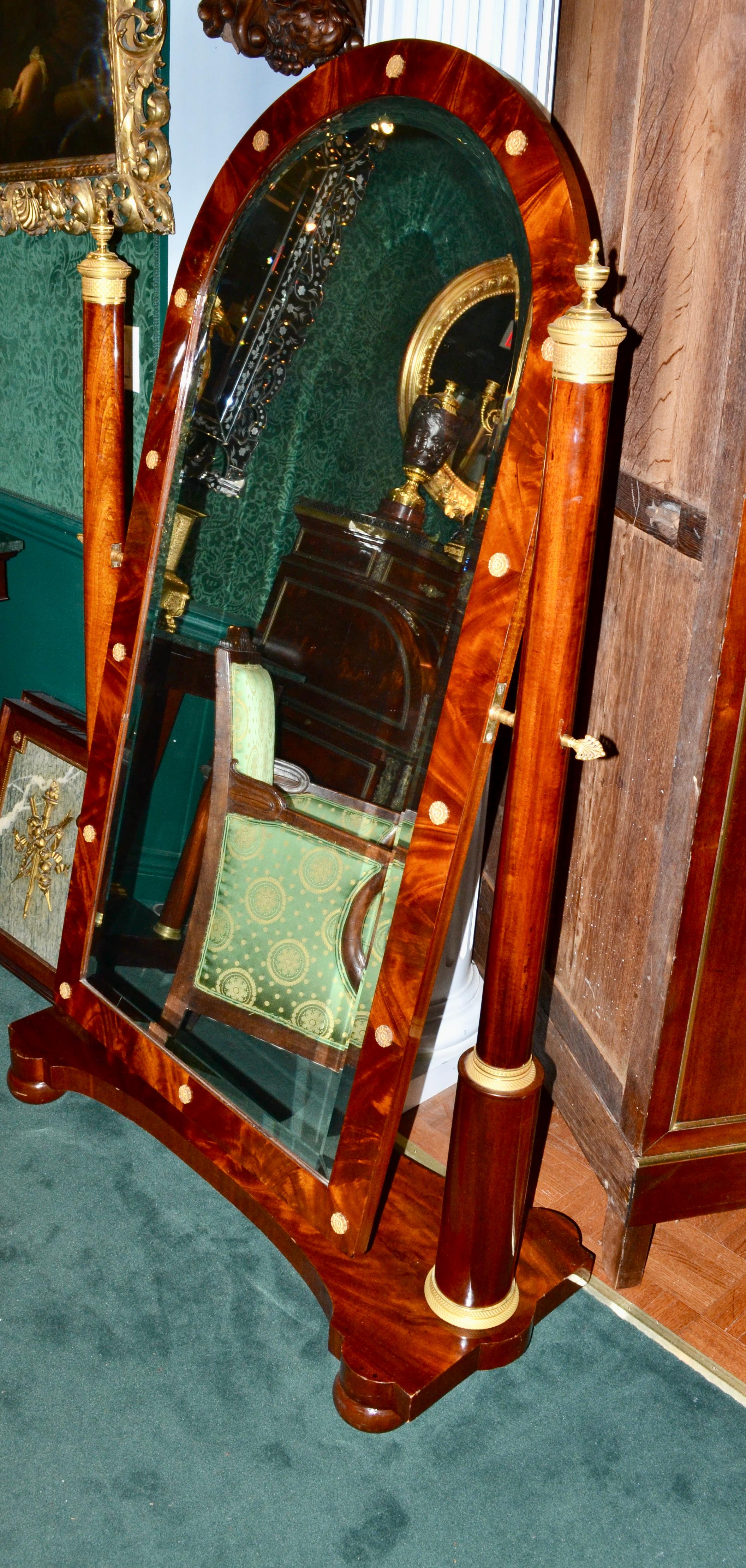 Cheval-Spiegel im französischen Empire-Stil aus Mahagoni und vergoldeter Bronze (18. Jahrhundert) im Angebot