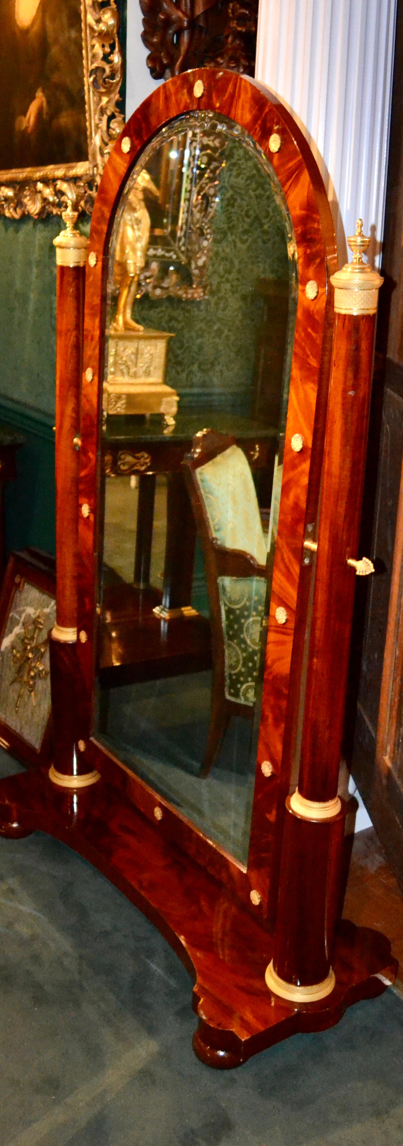 Cheval-Spiegel im französischen Empire-Stil aus Mahagoni und vergoldeter Bronze im Angebot 3