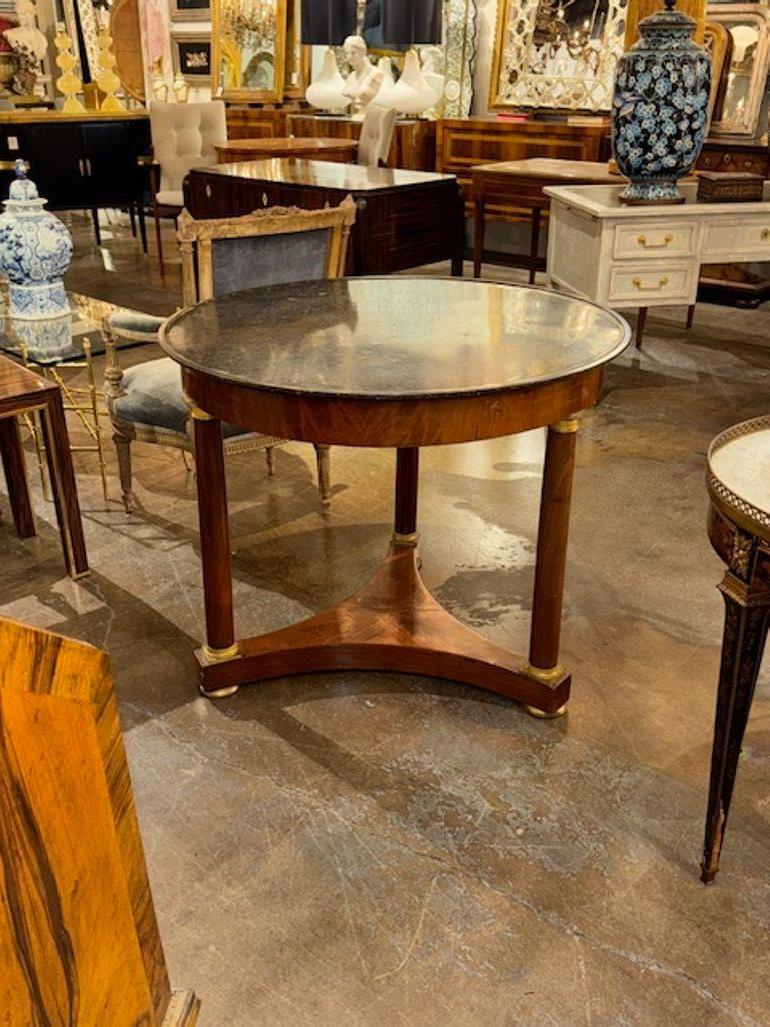 Table centrale en acajou de style Empire français du 19ème siècle avec des montures en bronze doré et du marbre noir belge. Circa 1870. Une belle addition à n'importe quelle maison ! 39w x 31.5h