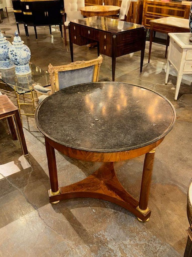 Table centrale Empire français en acajou Bon état - En vente à Dallas, TX