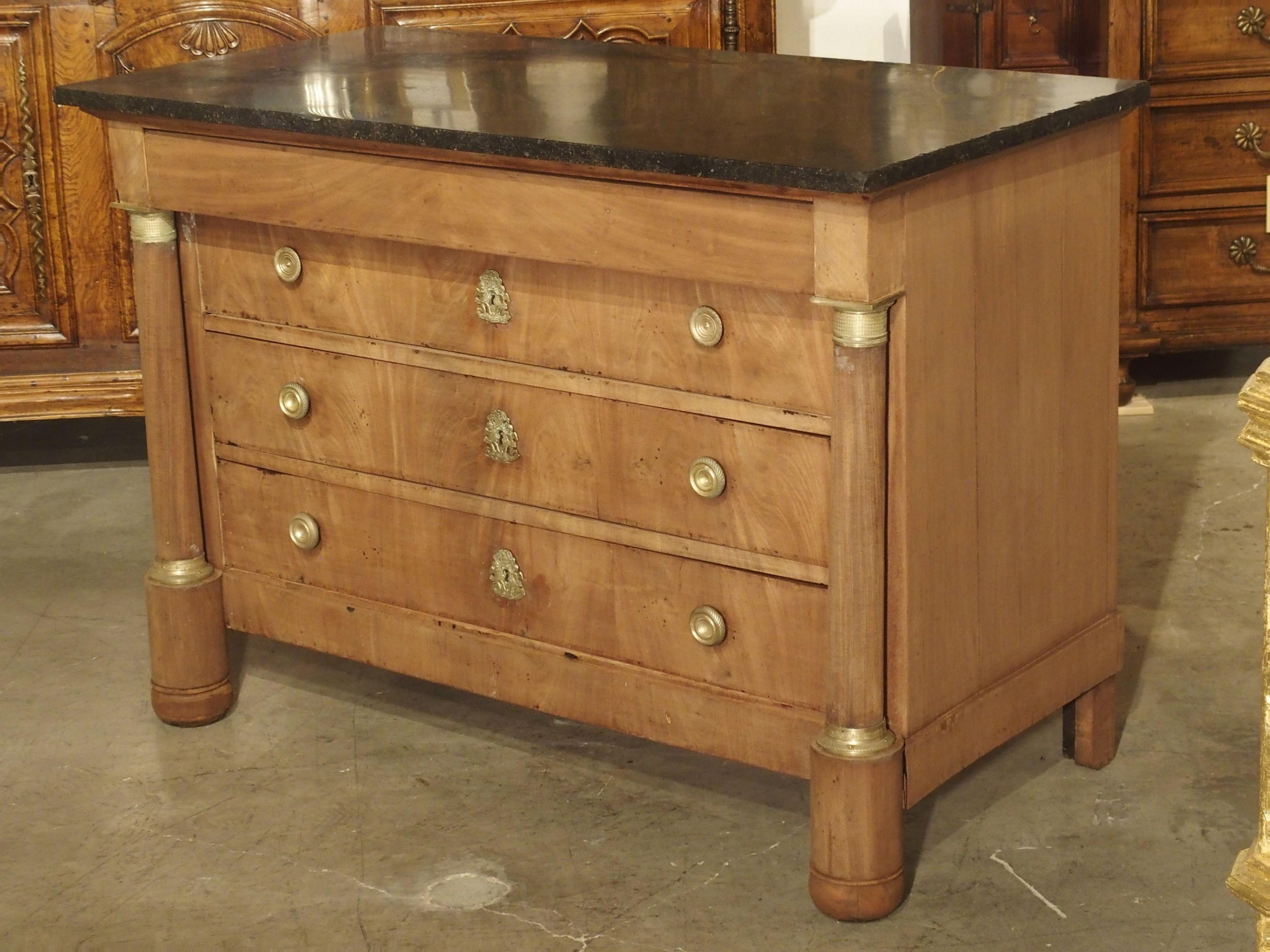 Commode francese in mogano Impero con piano in pietra blu e ferramenta in bronzo dorato in vendita 3