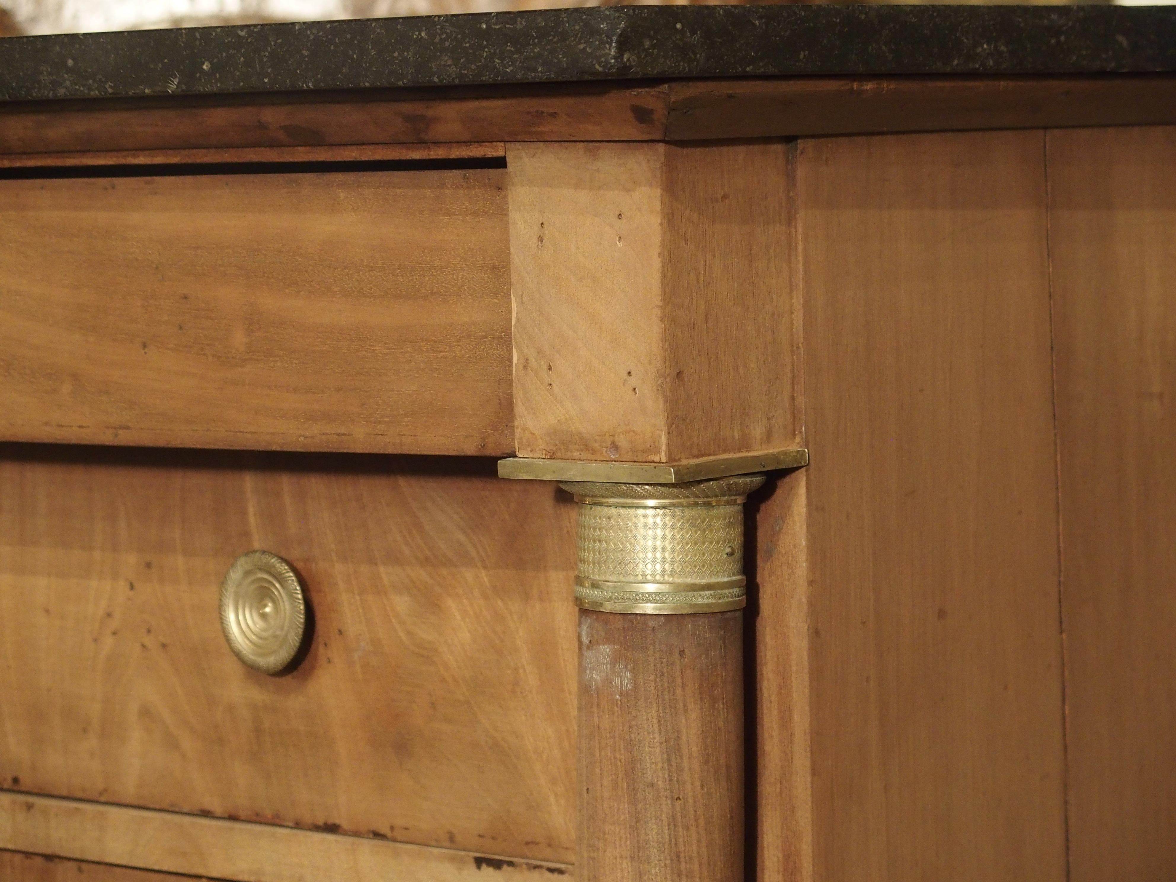 Commode francese in mogano Impero con piano in pietra blu e ferramenta in bronzo dorato in vendita 4