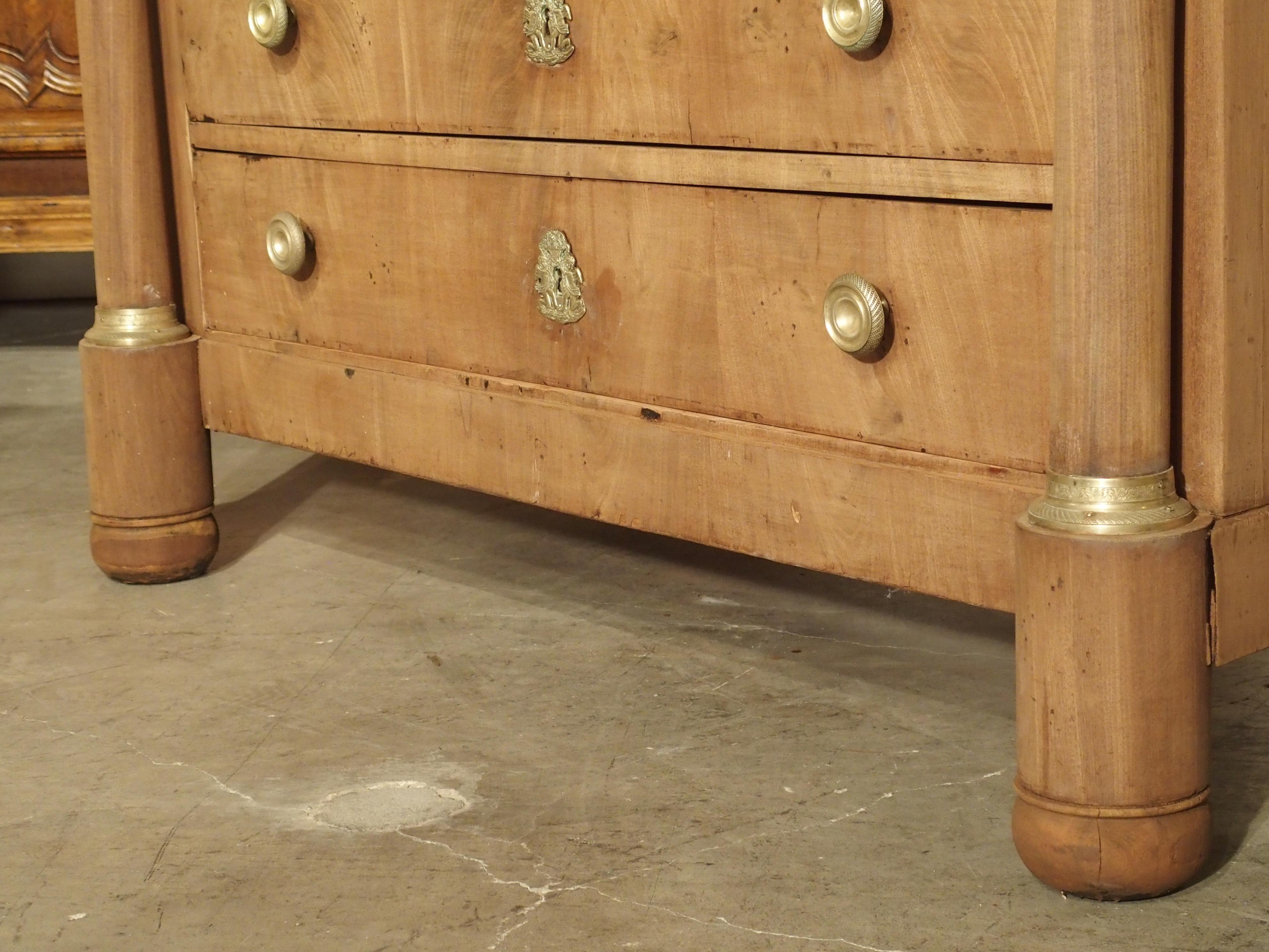 Commode francese in mogano Impero con piano in pietra blu e ferramenta in bronzo dorato in vendita 5