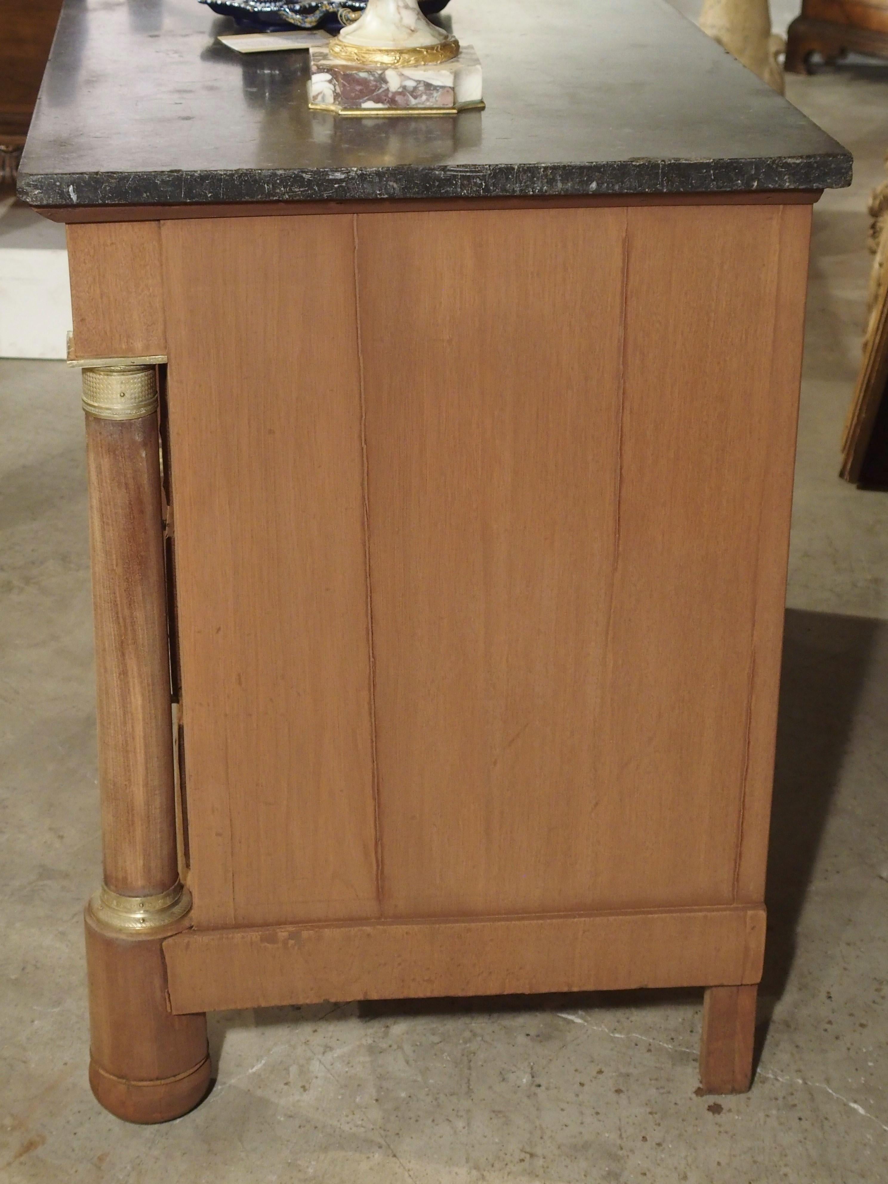 Commode francese in mogano Impero con piano in pietra blu e ferramenta in bronzo dorato in vendita 7