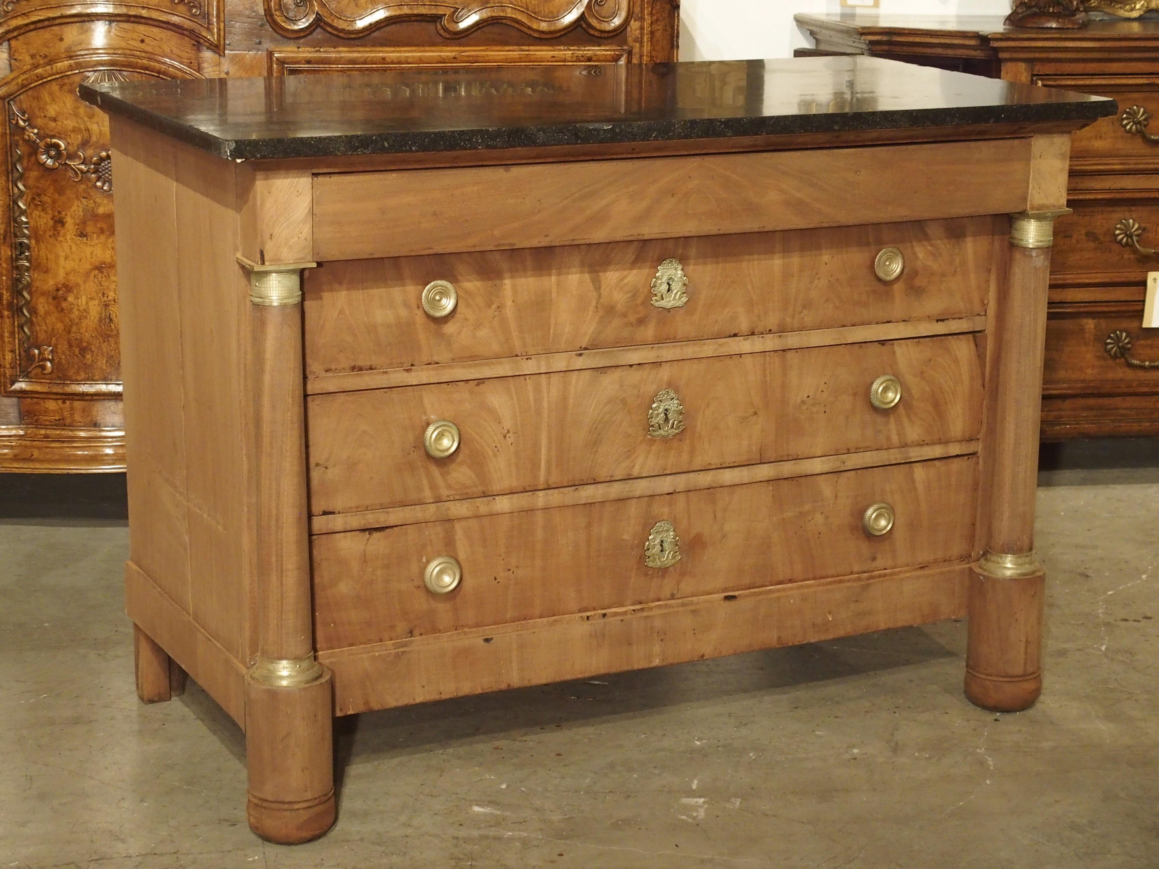 Commode francese in mogano Impero con piano in pietra blu e ferramenta in bronzo dorato in vendita 6