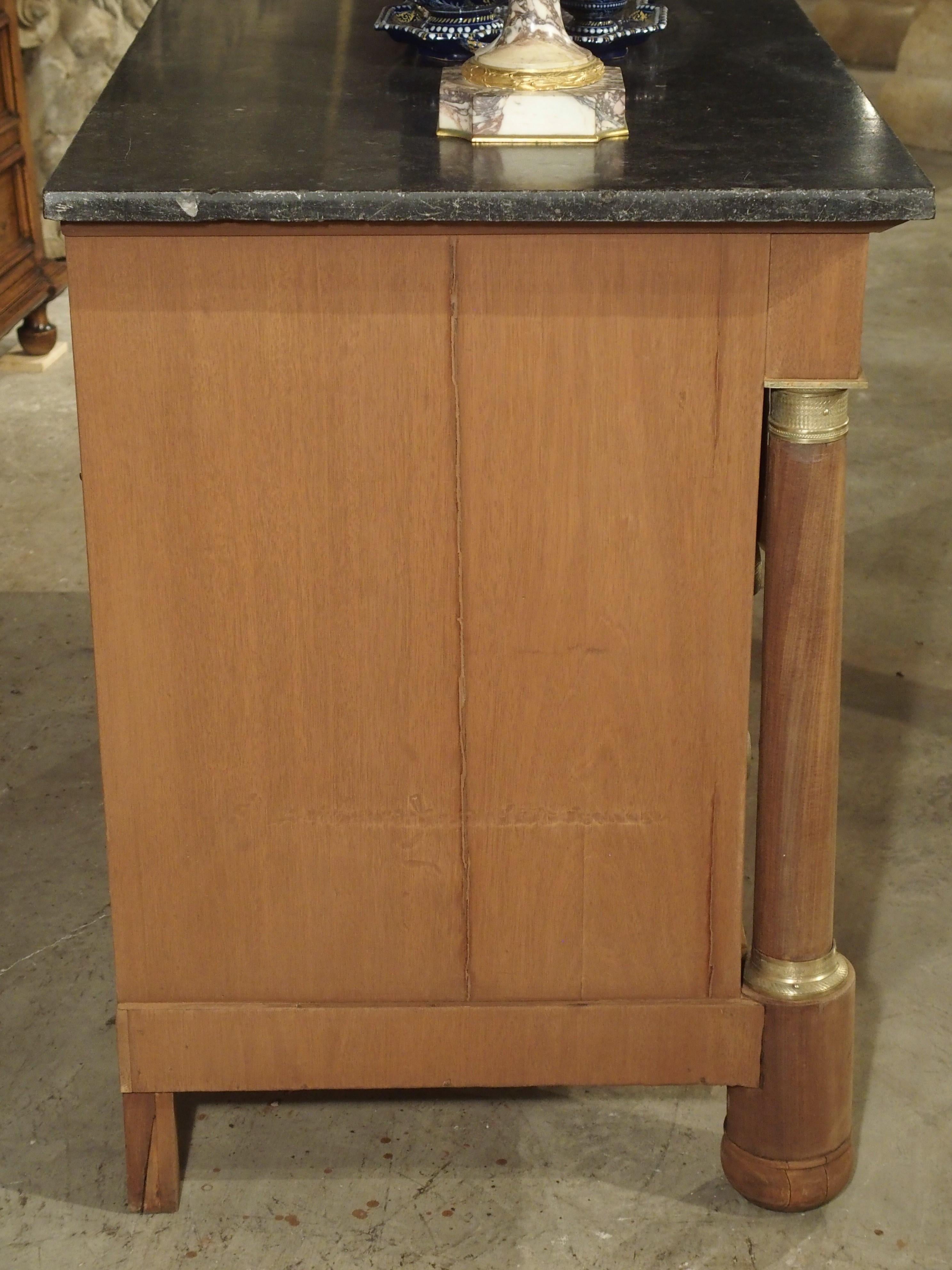 Stile impero Commode francese in mogano Impero con piano in pietra blu e ferramenta in bronzo dorato in vendita