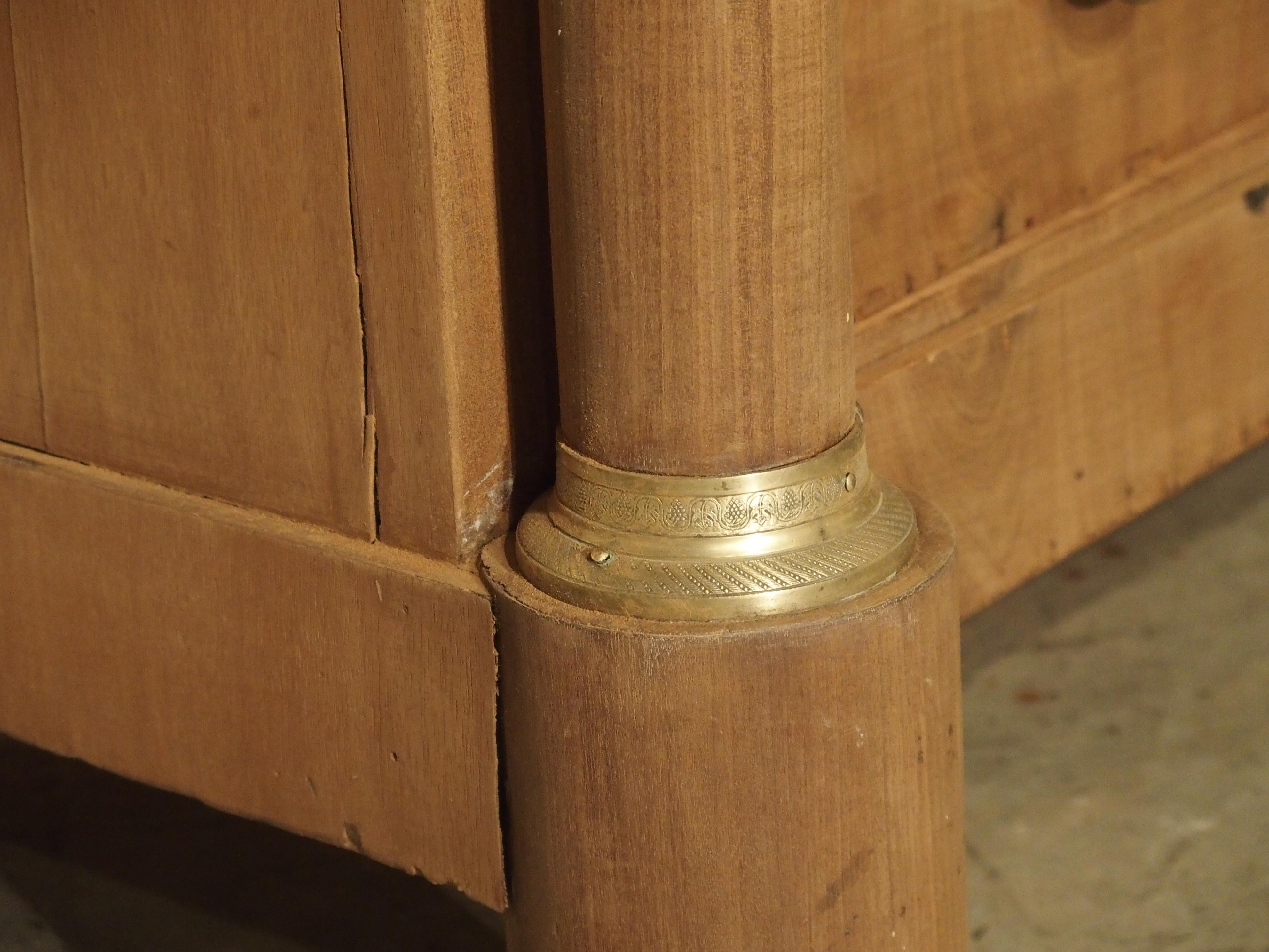 Sbiancato Commode francese in mogano Impero con piano in pietra blu e ferramenta in bronzo dorato in vendita