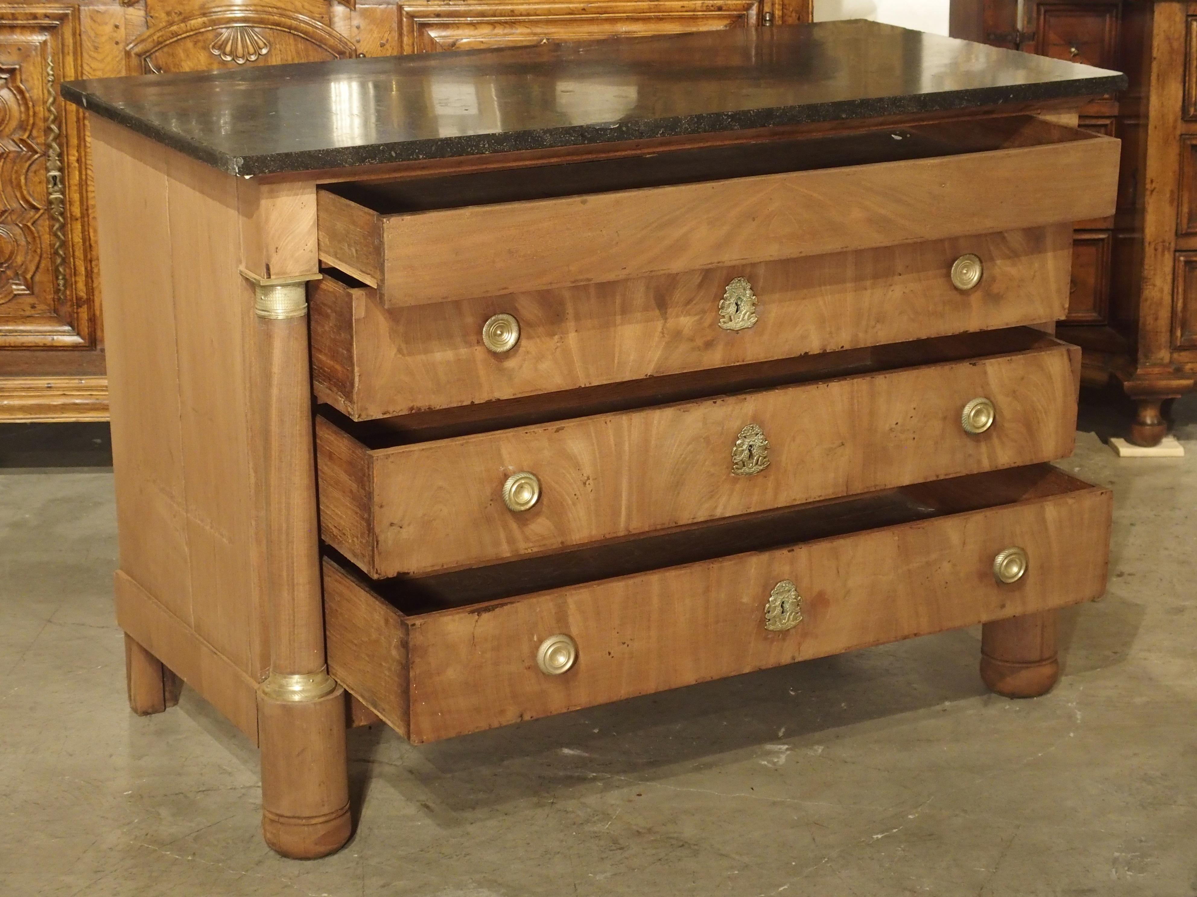 Pietra Commode francese in mogano Impero con piano in pietra blu e ferramenta in bronzo dorato in vendita