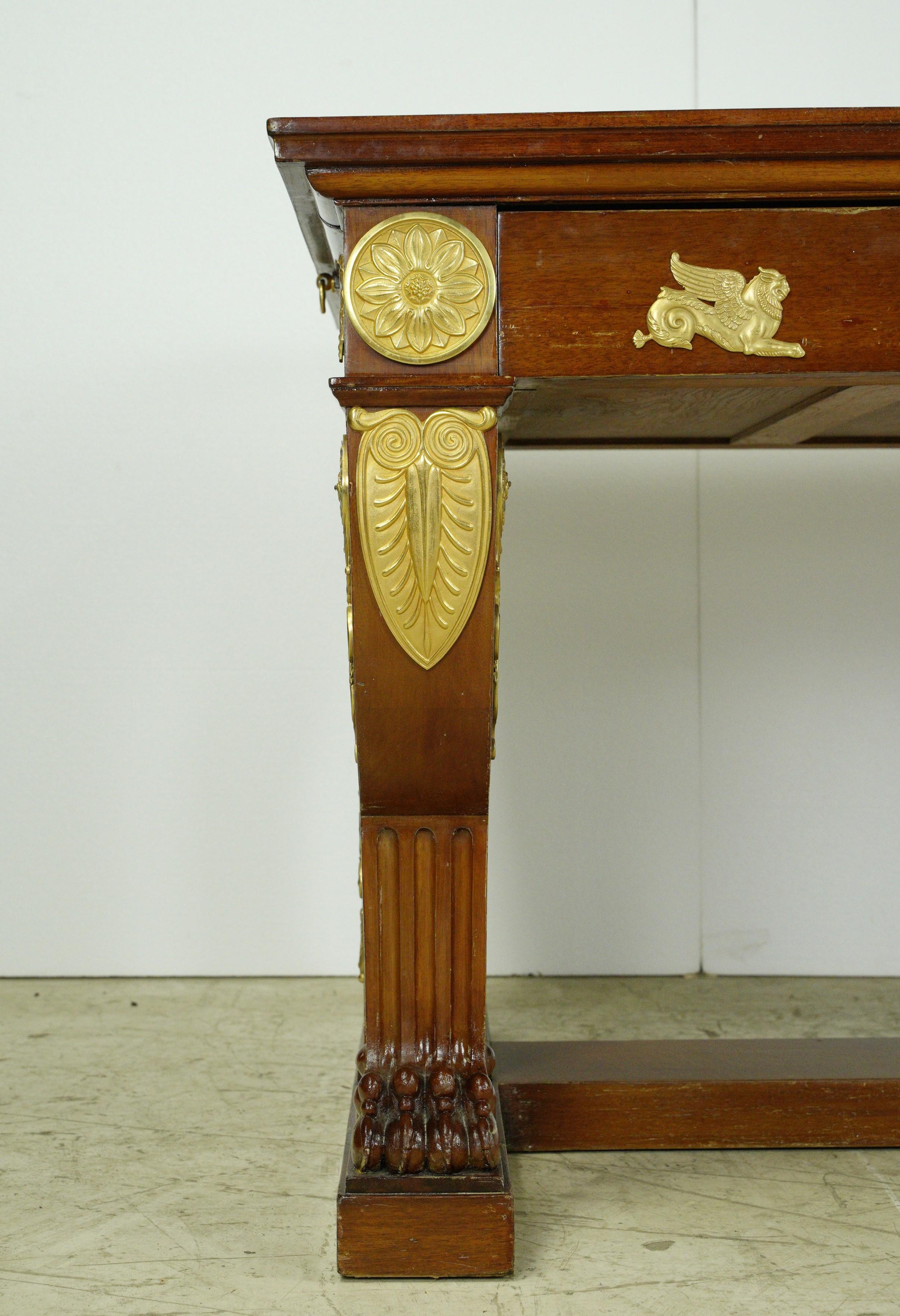 Dieser Schreibtisch stammt aus einem geschätzten Nachlass in Greenwich, Connecticut, und zeigt die zeitlose Handwerkskunst des französischen Empire.
Dieser Schreibtisch ist aus reichem Mahagoniholz gefertigt und verfügt über exquisite vergoldete