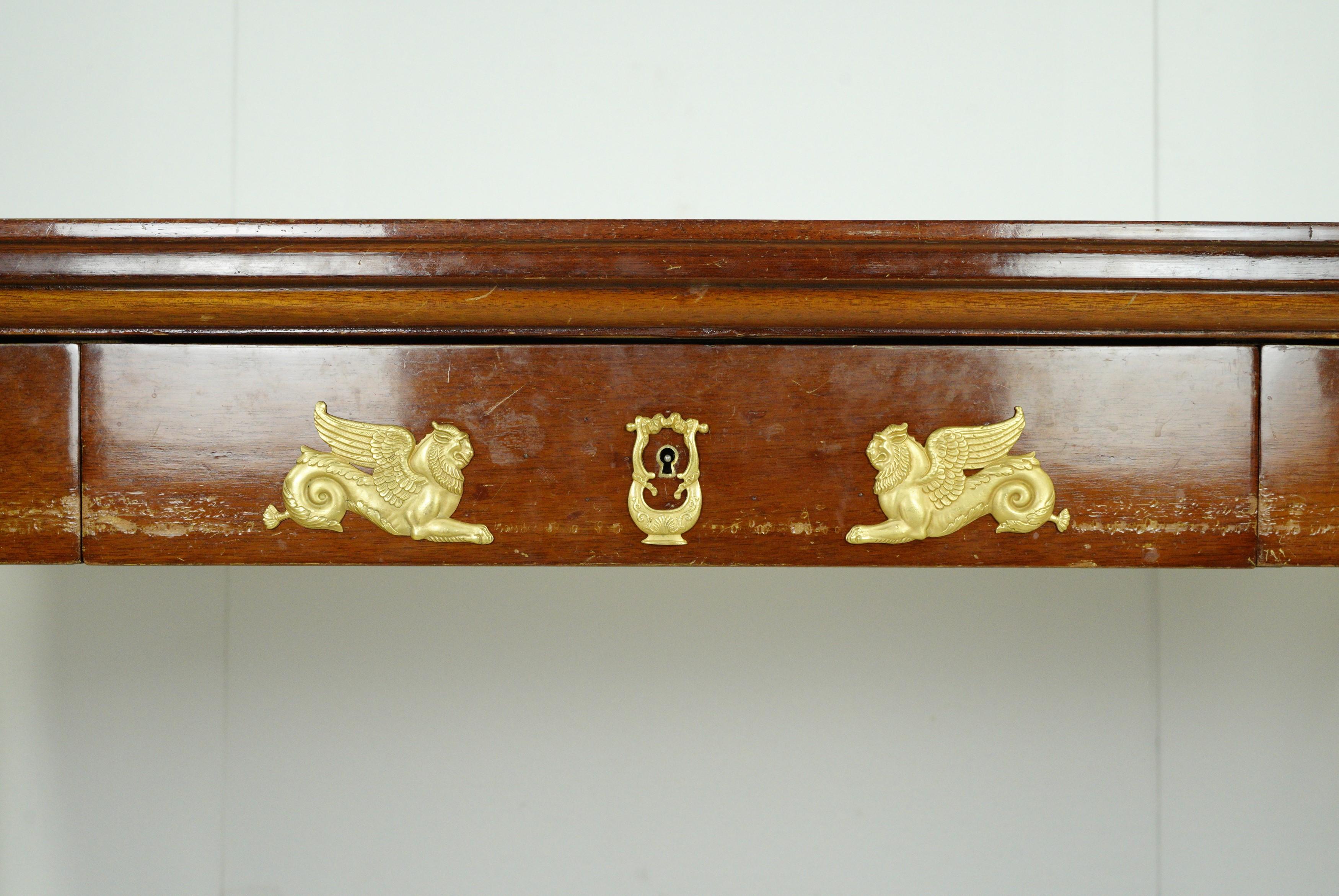 Französischer Empire-Mahagoni-Gentleman-Schreibtisch aus vergoldeter Bronze im Zustand „Gut“ im Angebot in New York, NY