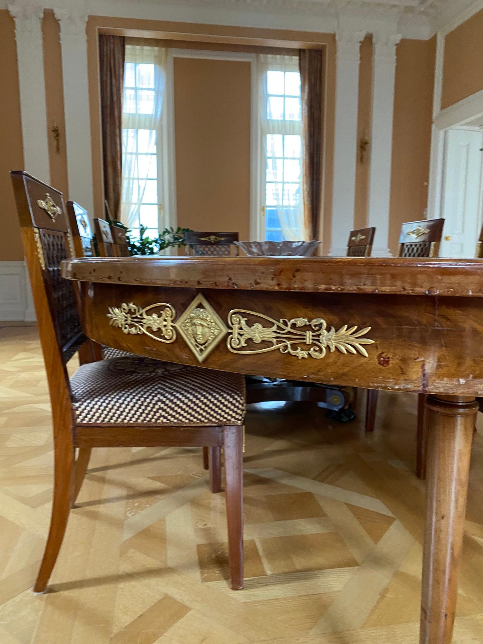 French Empire Mahogany Grand Dining Room Table Set en vente 14
