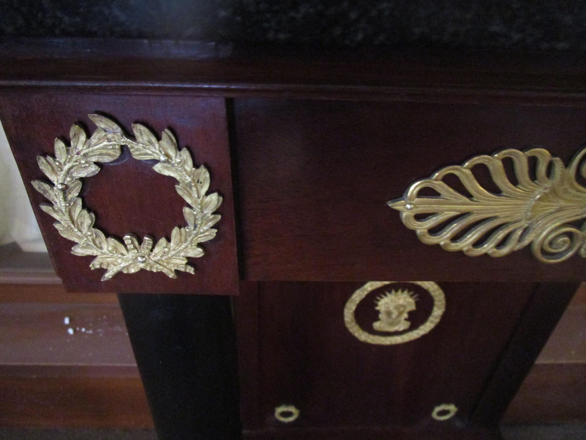 Table Empire en acajou avec montures en bronze doré et plateau en granit noir Bon état - En vente à Savannah, GA