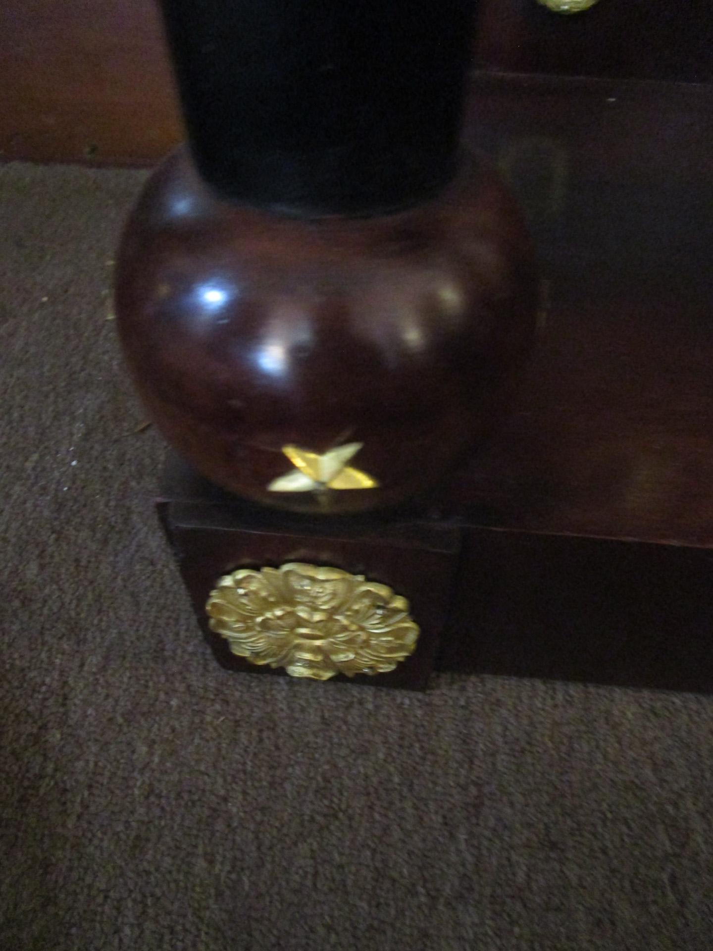 Table Empire en acajou avec montures en bronze doré et plateau en granit noir en vente 2