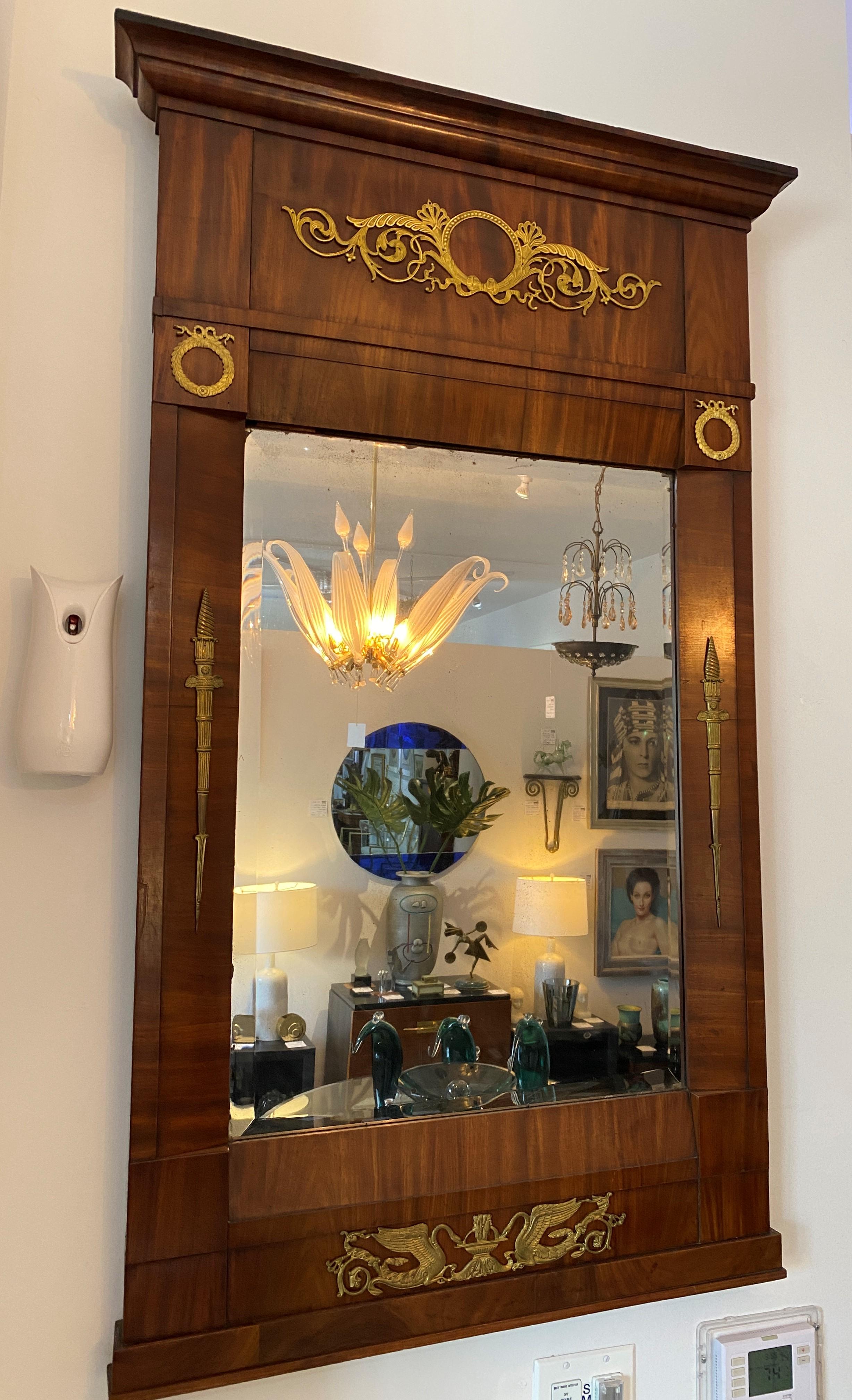 Dieser französische Empire-Trumeau-Spiegel stammt aus den 1810er Jahren und wurde aus einem Nachlass in Albany, NY, erworben.

Hinweis: Der Originalspiegel bleibt erhalten.