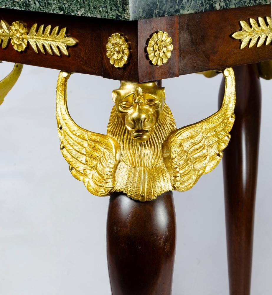 French Empire Mahogany Winged Griffins End Table In Good Condition For Sale In Autonomous City Buenos Aires, CABA