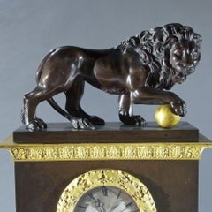 Französische Empire-Manteluhr mit der Darstellung von Medici-Löwen