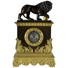 Pendule de cheminée Empire français représentant des lions Médicis