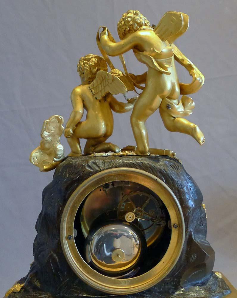 Pendule de cheminée de style Empire français représentant deux Cupidons signées Coeur Bon état - En vente à London, GB