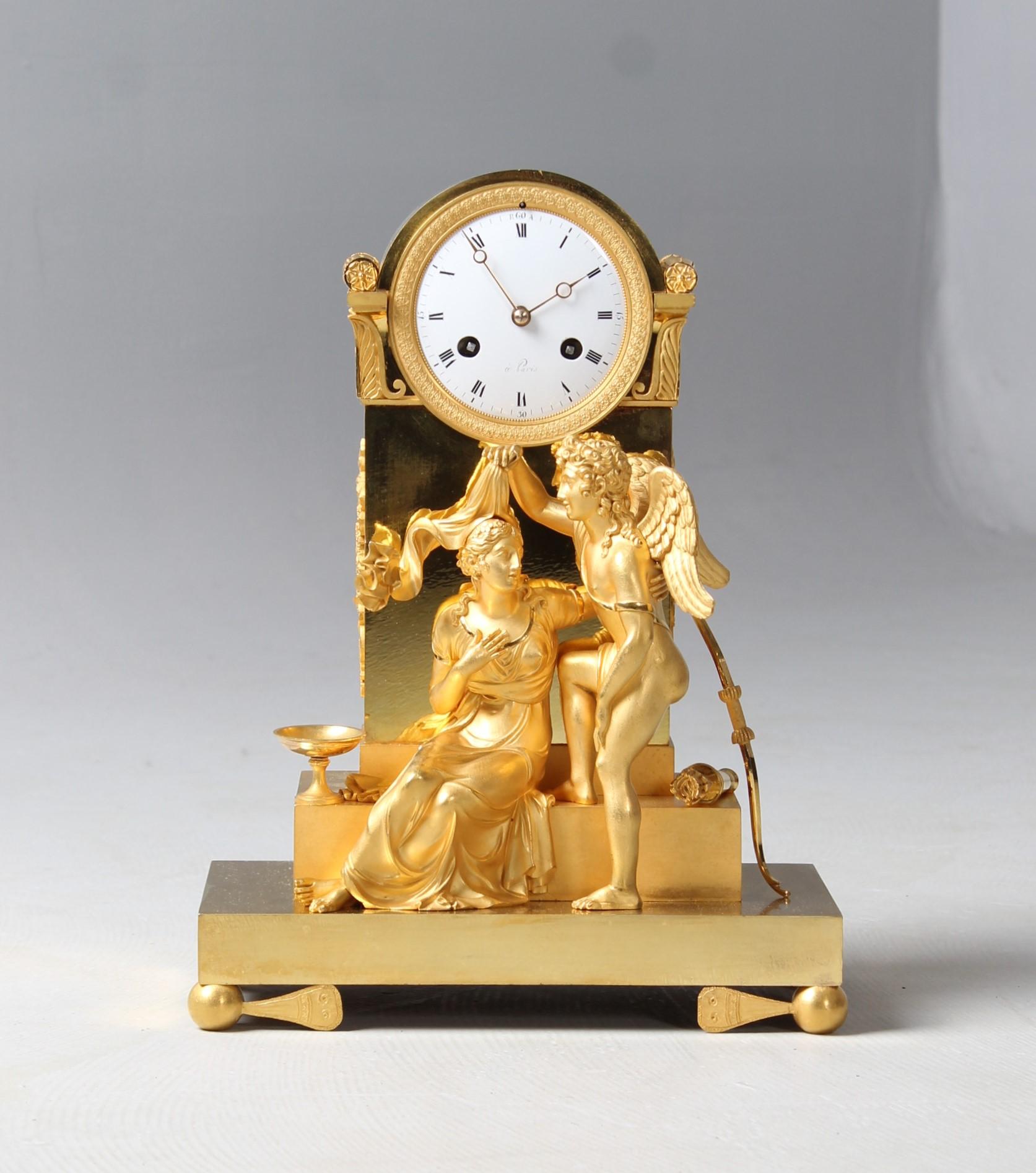Empire Pendule, Kaminsimsuhr Amor und Psyche

Paris
Feuervergoldete Bronze
Um 1820

Abmessungen: 36 x 27 x15 cm

Beschreibung:
Von dem berühmten Pariser Bronzier Claude Galle (1759-1815) entworfene Darstellung - Amor nimmt Psyche den