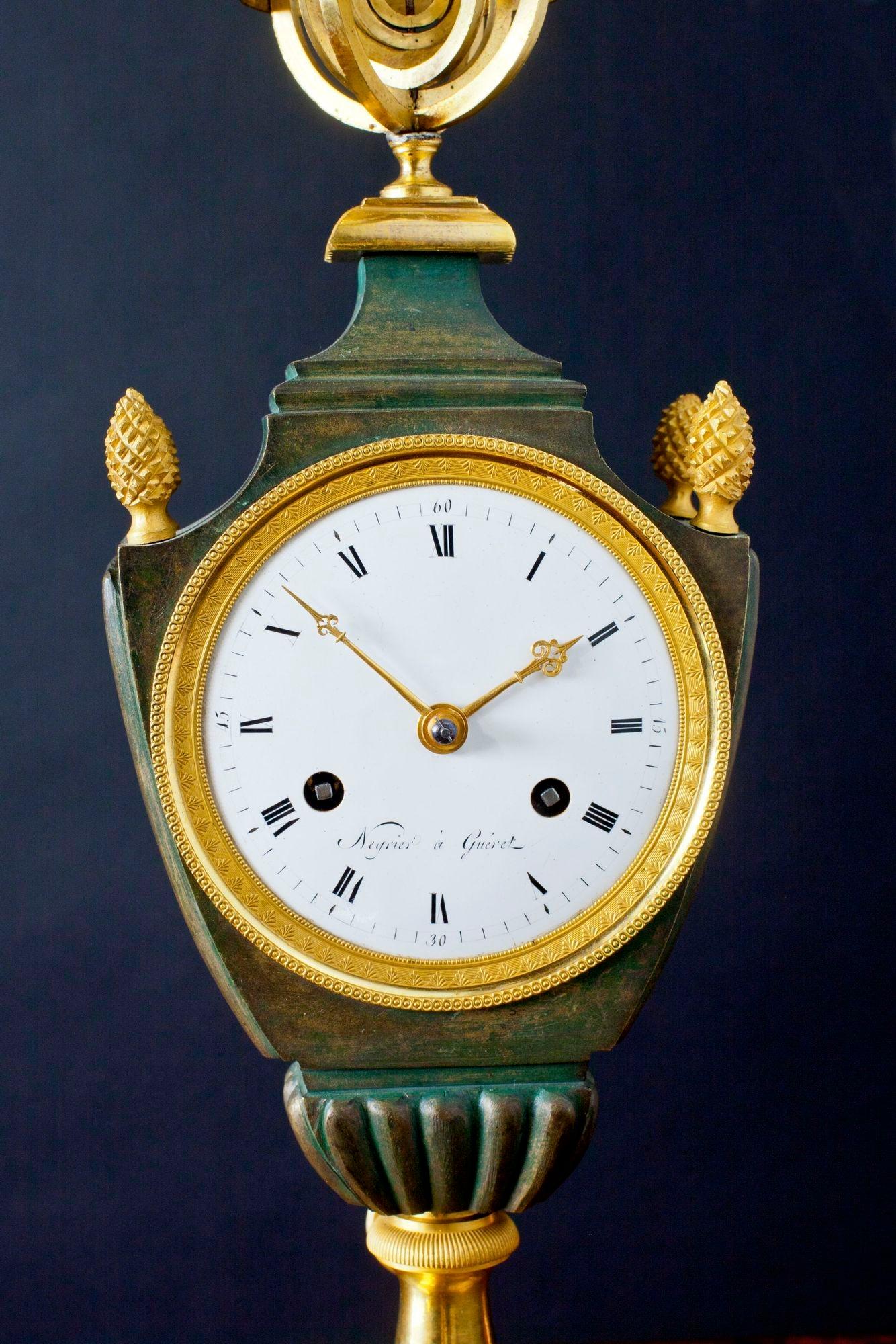 Français Horloge de manteau Empire français en vente