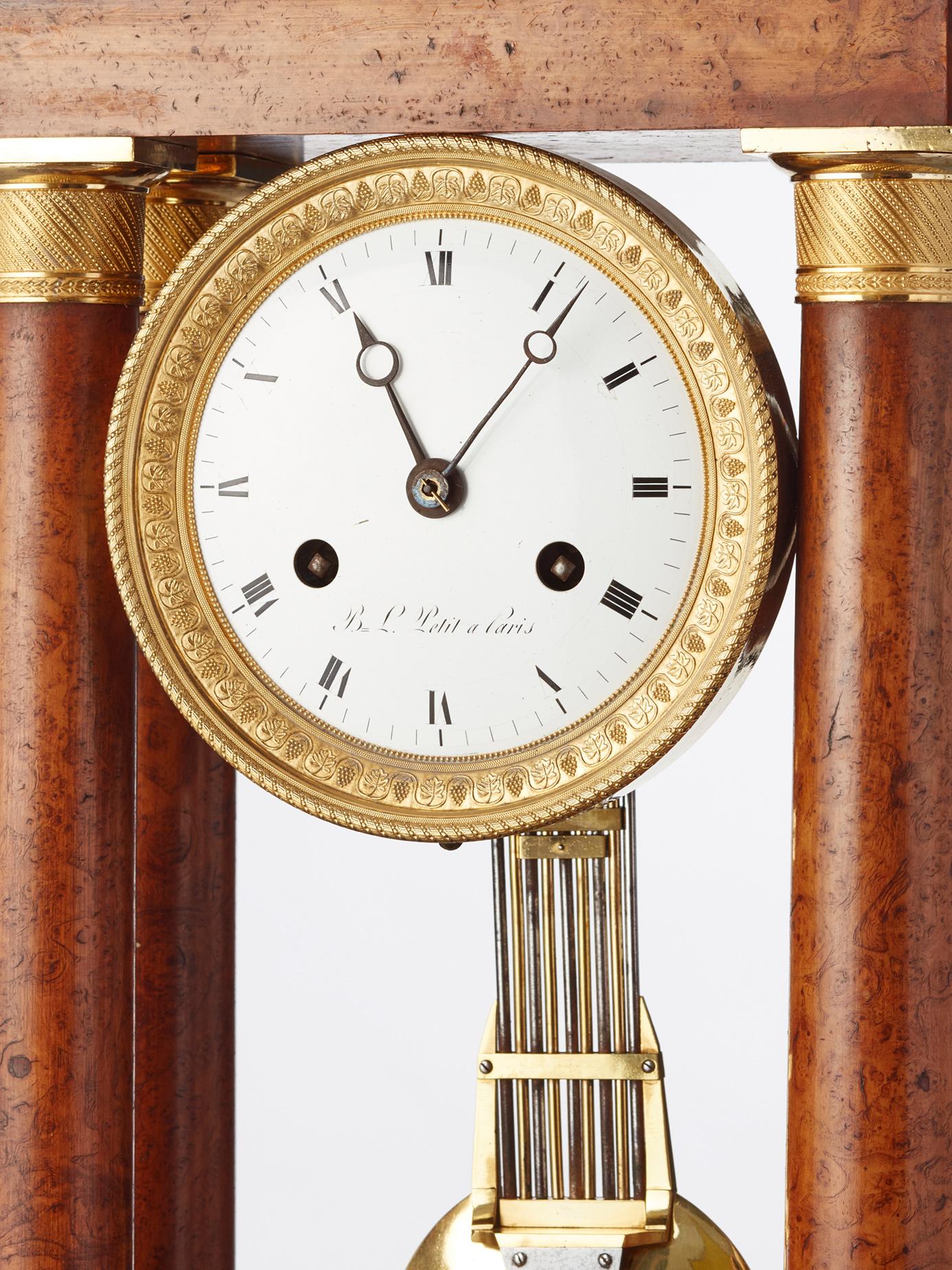 Französische Empire-Uhr aus Ahornholz und vergoldet mit 4 Säulen von B.L. Petit a Paris im Zustand „Gut“ im Angebot in HAARLEM, NL