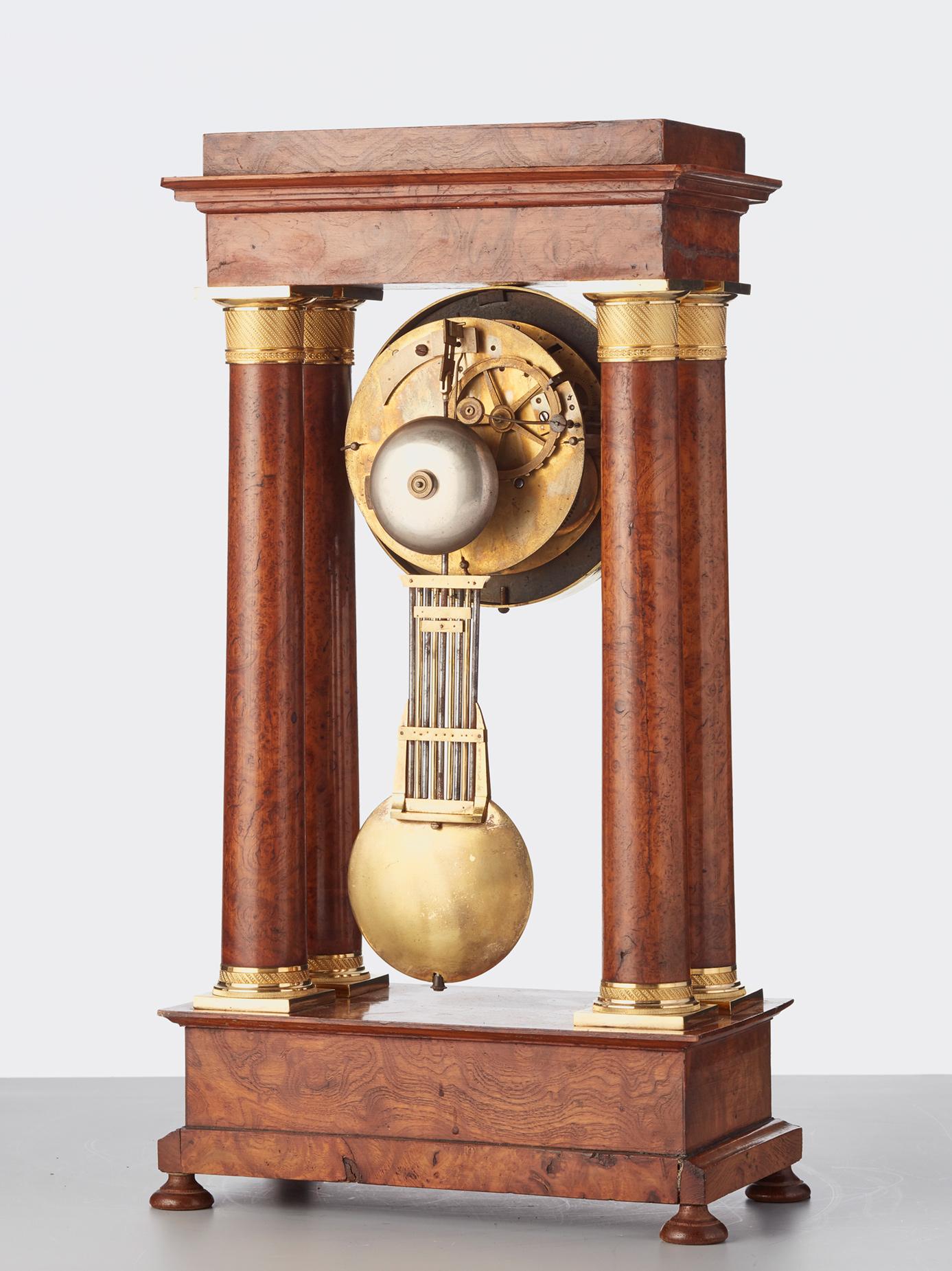 Französische Empire-Uhr aus Ahornholz und vergoldet mit 4 Säulen von B.L. Petit a Paris (Bronze) im Angebot