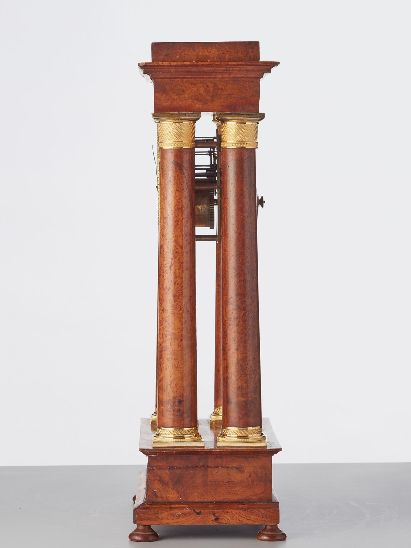 French Empire maple and gilt 4-column clock by B.L. Petit a Paris For Sale 1