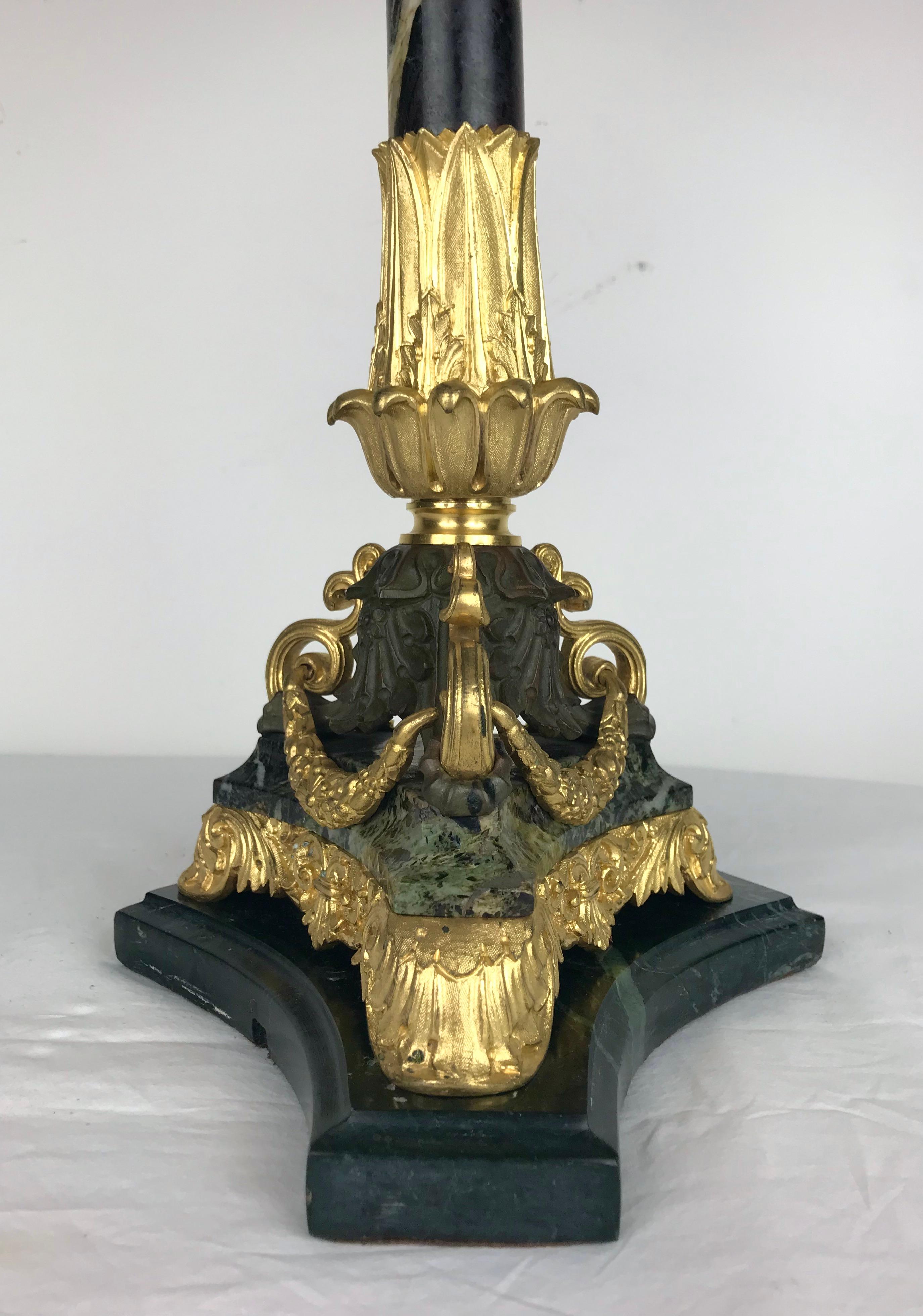 XIX secolo Lampada Impero Francese in marmo e bronzo in vendita