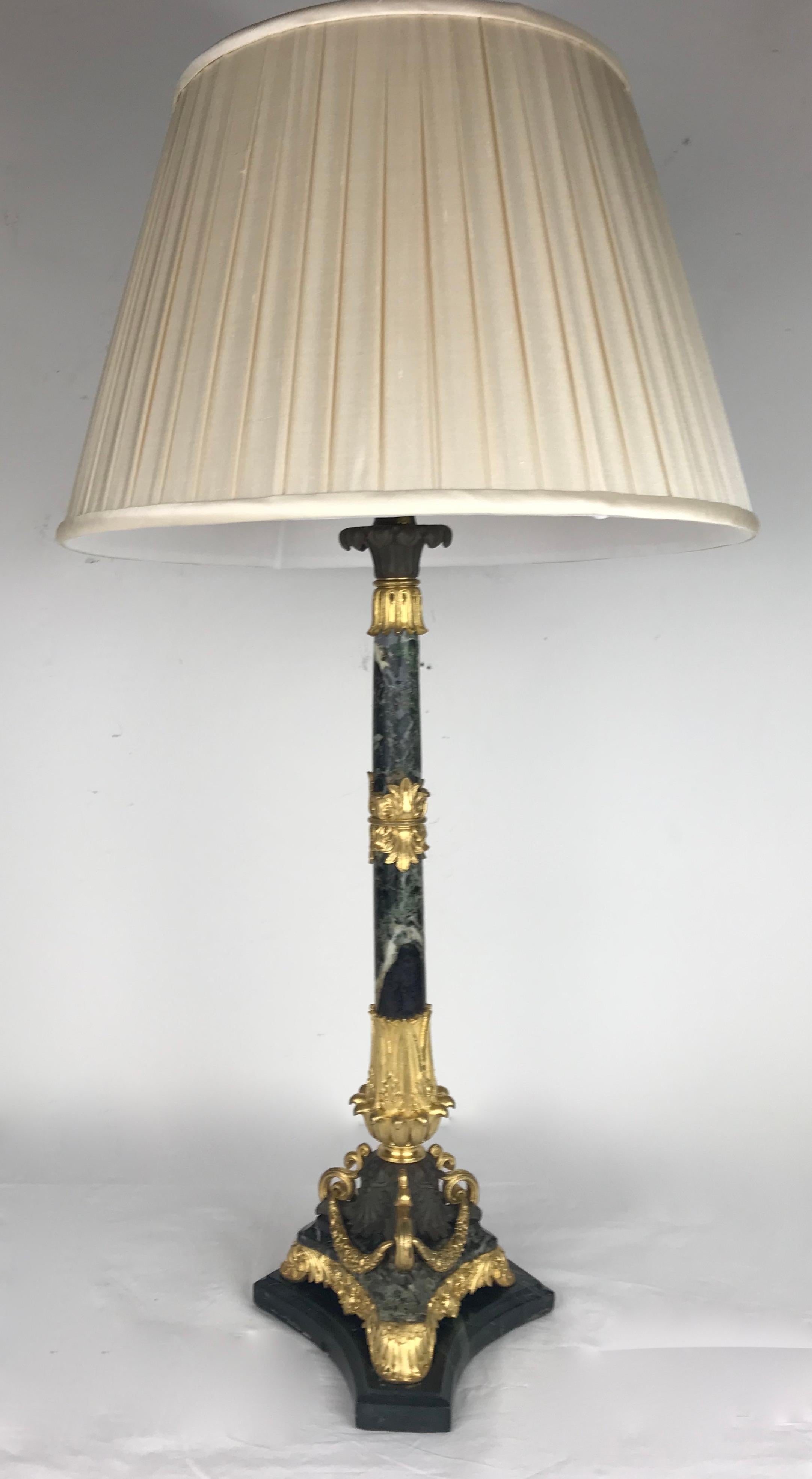 Bronzo Lampada Impero Francese in marmo e bronzo in vendita