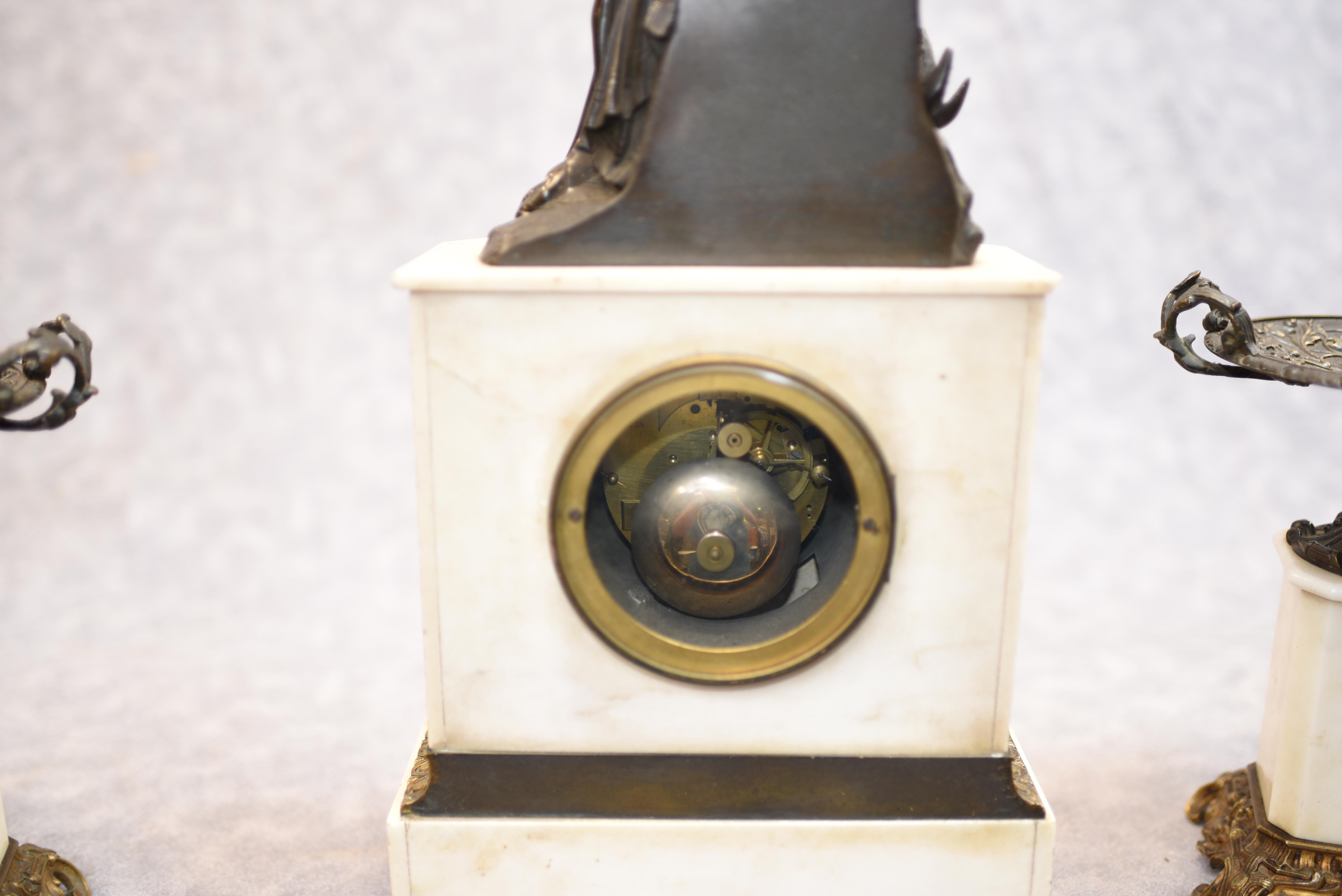 Horloge de manteau Empire en marbre et bronze Figurine en bronze en vente 8