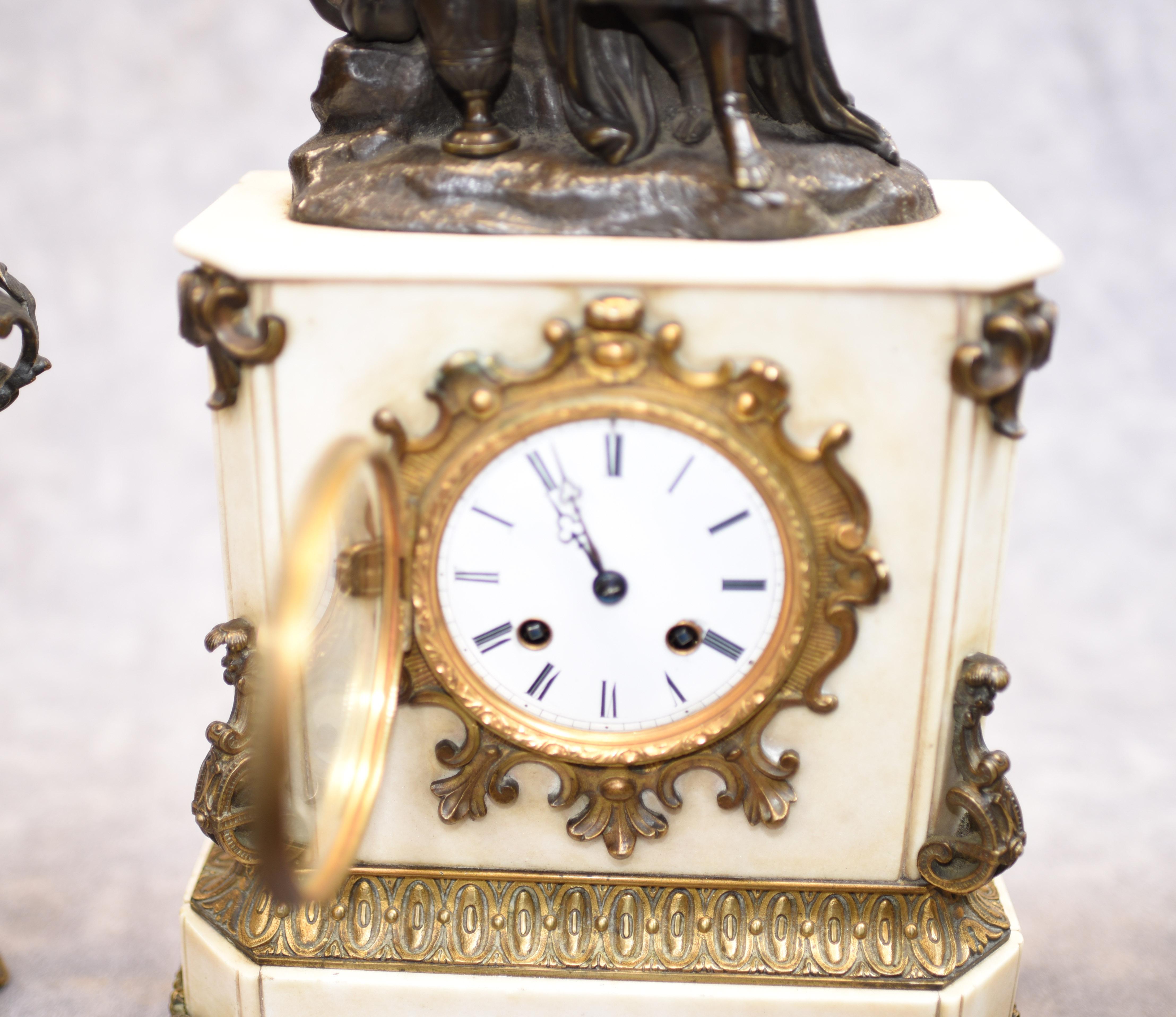 Autre Horloge de manteau Empire en marbre et bronze Figurine en bronze en vente