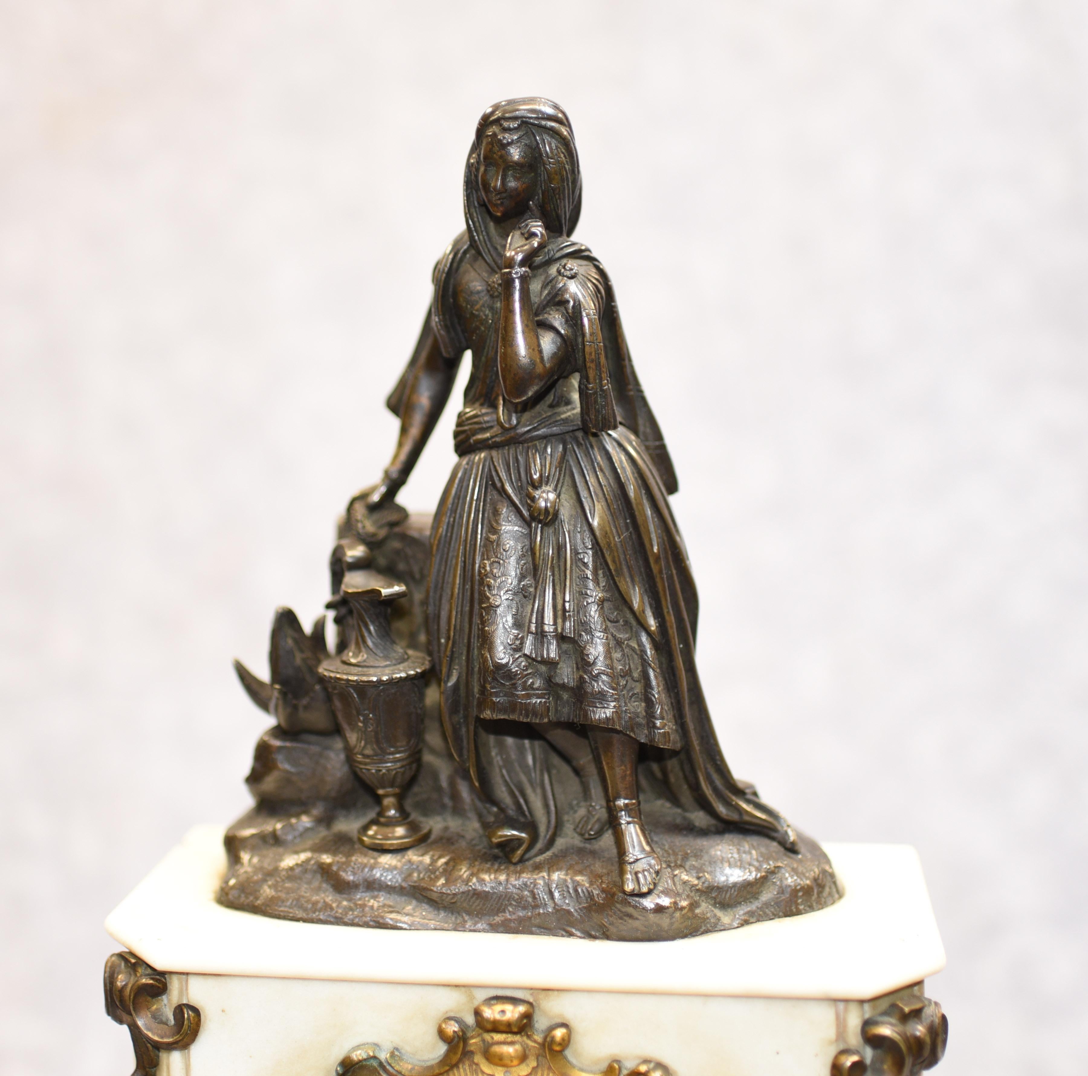 Horloge de manteau Empire en marbre et bronze Figurine en bronze en vente 2