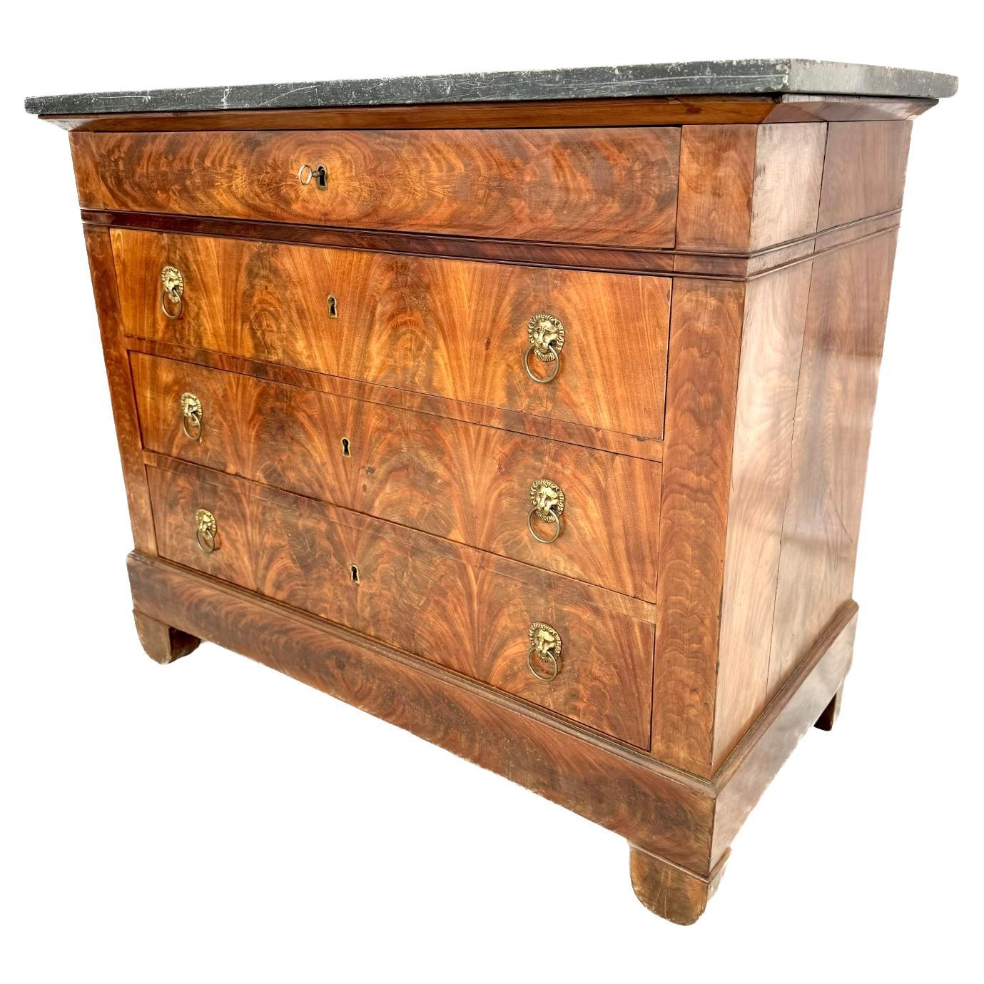 Commode Empire en noyer à plateau de marbre