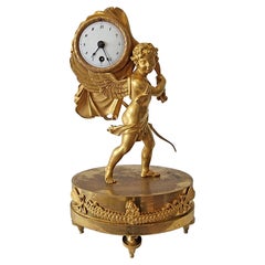 Pendule de cheminée miniature Empire français représentant Cupidon portant l'heure