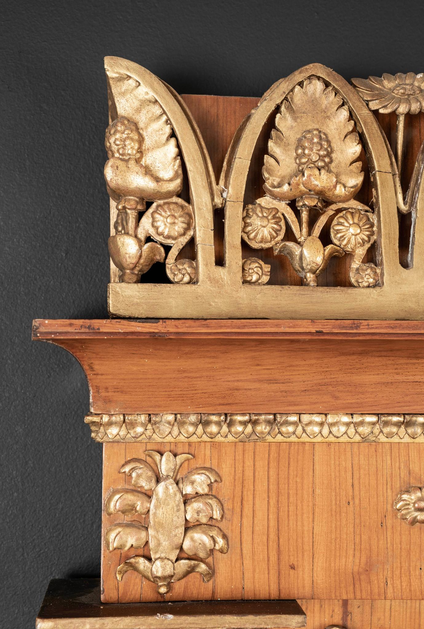 Miroir en bois satiné de style néo-empire français de grande époque, orné de motifs floraux néoclassiques en bois doré, de guirlandes, de couronnes, d'acanthes et de colonnes cannelées. Très bon état de conservation.