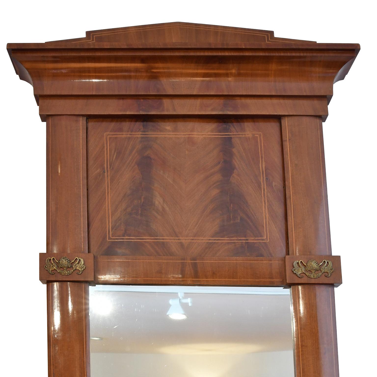 Francese Specchio Impero francese in mogano cubano, cigni in bronzo d'ormeggio, 1815 ca. in vendita