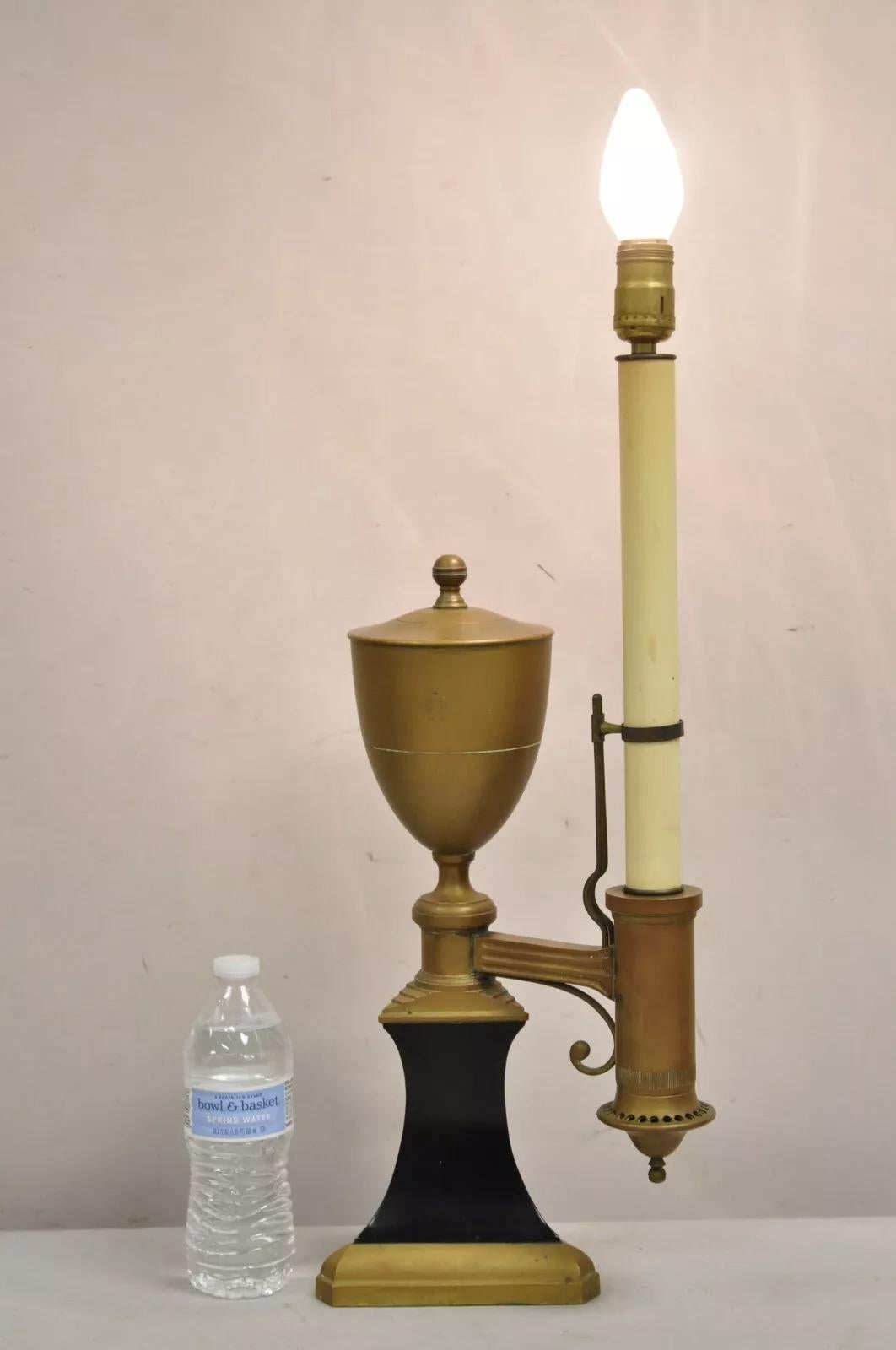Lampada da tavolo in stile impero francese neoclassico in ottone patinato. Circa metà del XX secolo. Misure:  24