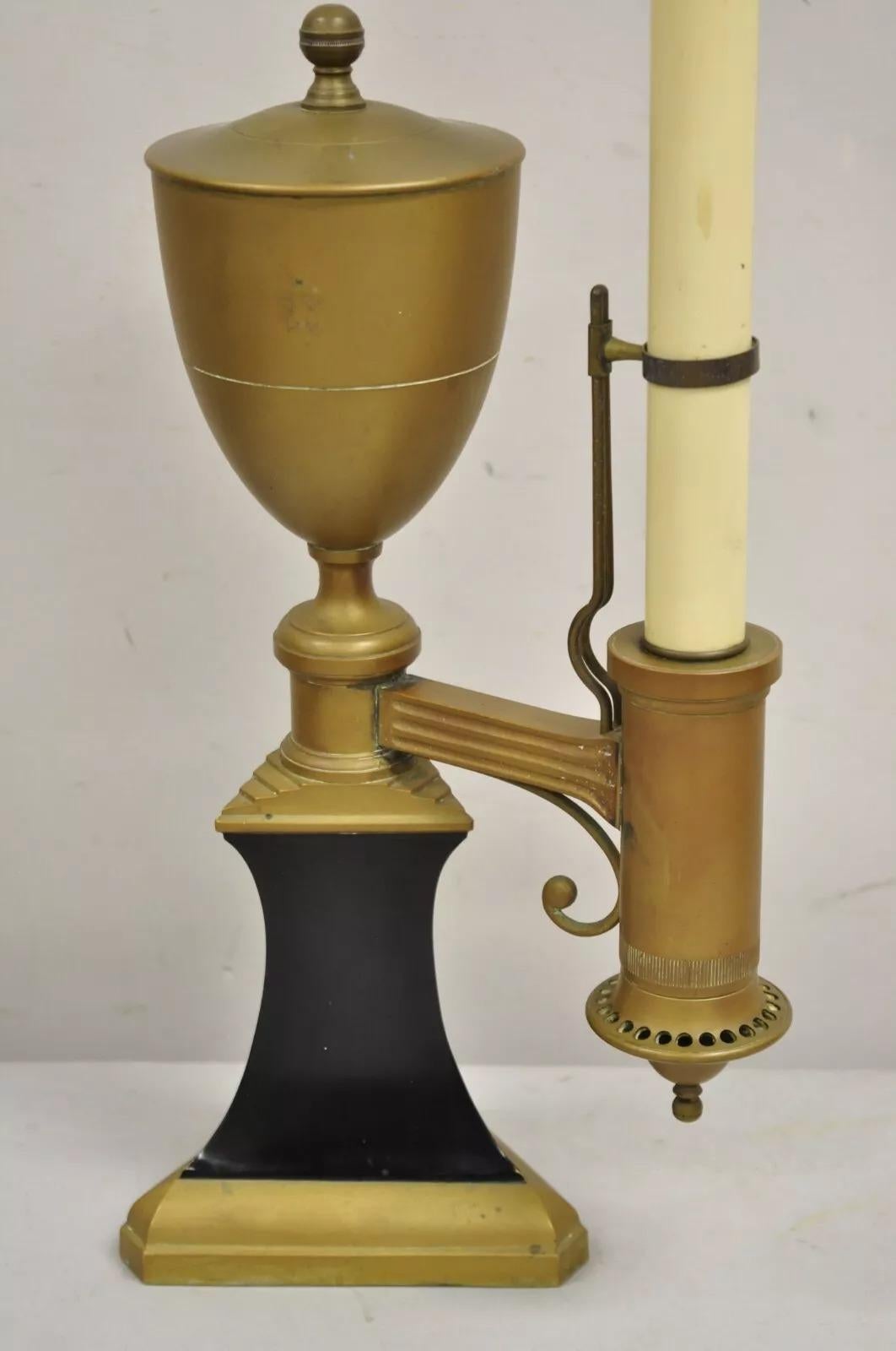 Stile impero Lampada da tavolo in stile impero francese neoclassica in ottone a forma di candeliere in vendita