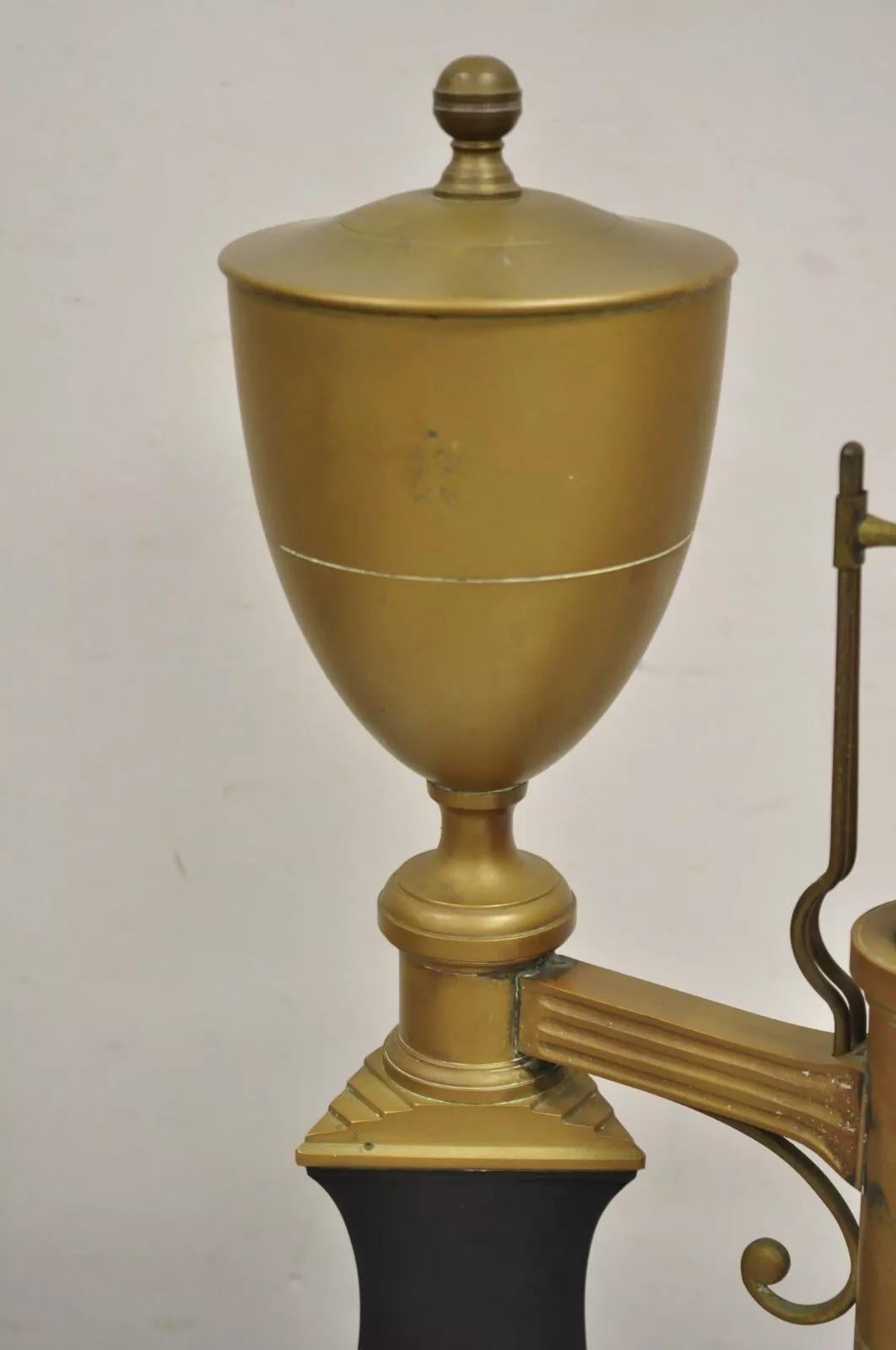 Lampada da tavolo in stile impero francese neoclassica in ottone a forma di candeliere In condizioni buone in vendita a Philadelphia, PA