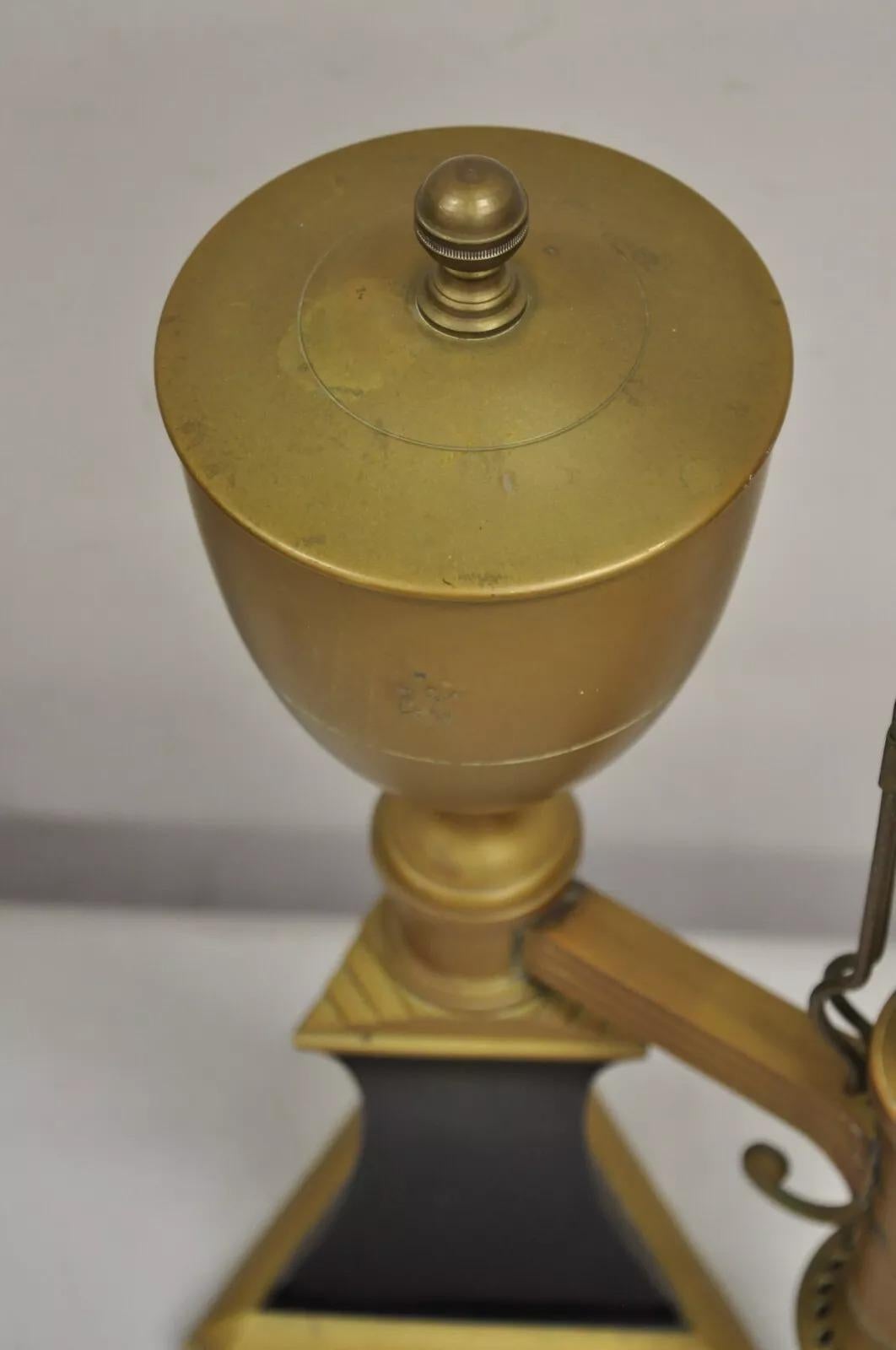 XX secolo Lampada da tavolo in stile impero francese neoclassica in ottone a forma di candeliere in vendita