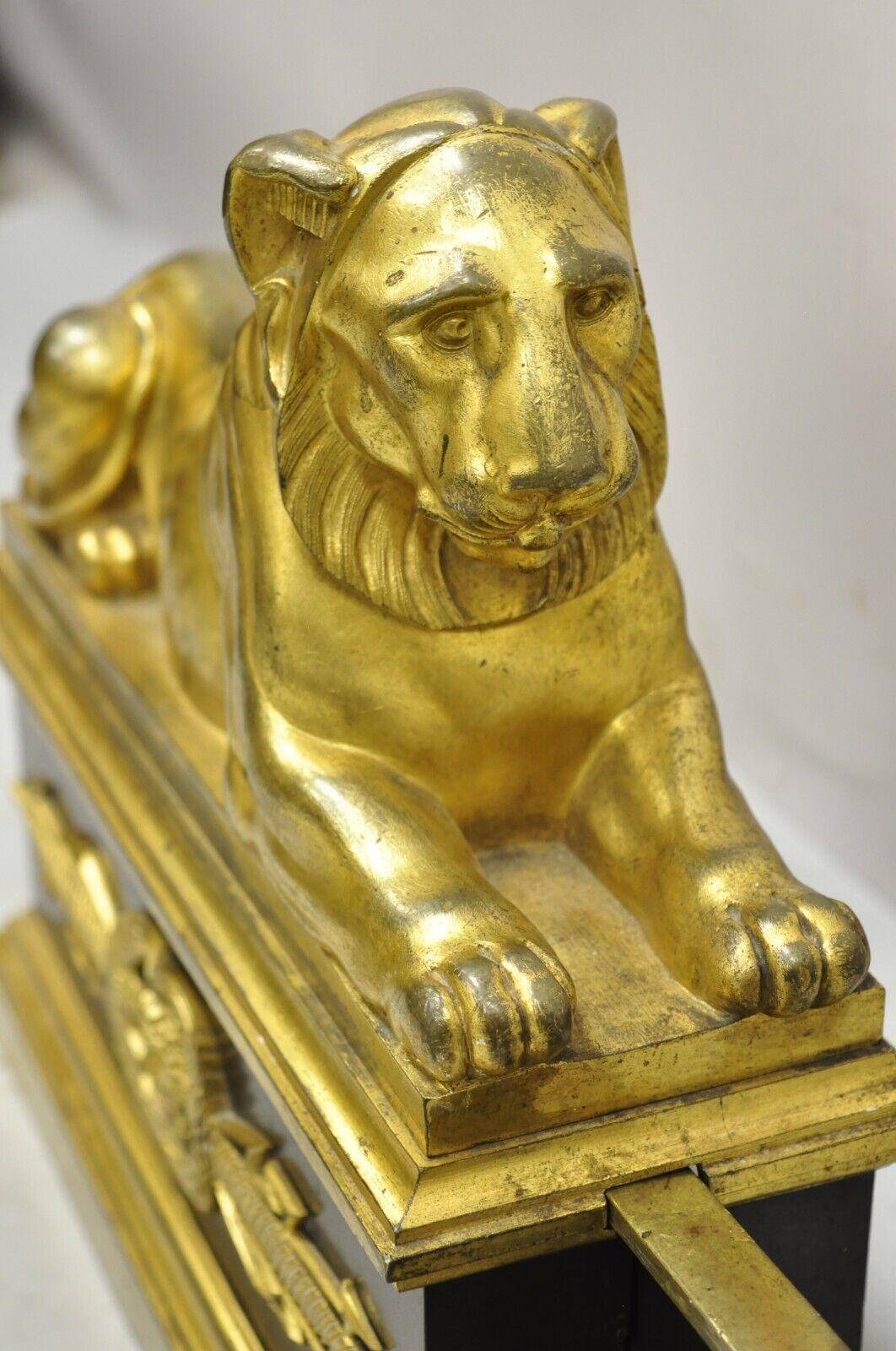 Französisches Empire Neoklassische Bronze Löwen Andirons Chenets mit Fender, 3 St. Set im Angebot 8