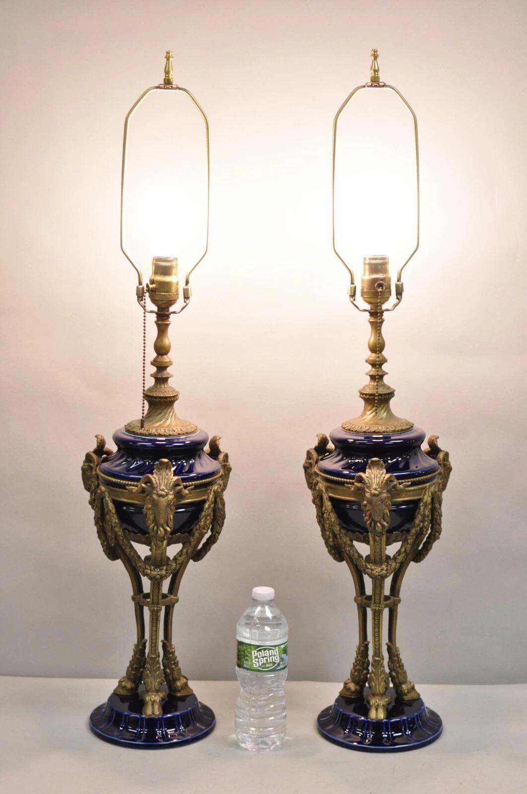 Lampada da tavolo in porcellana blu cobalto francese impero neoclassica con testa di ariete in vendita 3