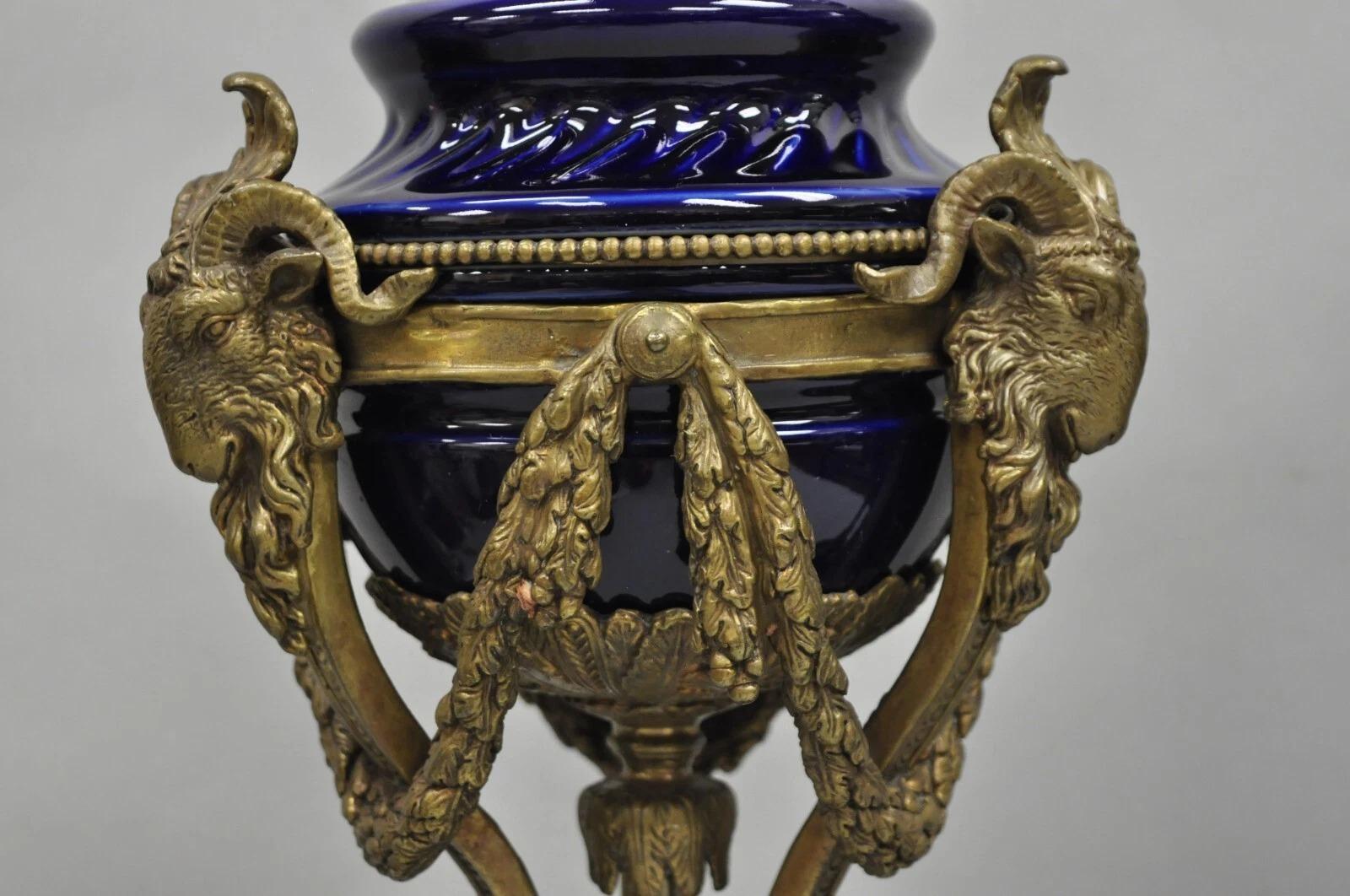 Lampada da tavolo in porcellana blu cobalto francese impero neoclassica con testa di ariete in vendita 5