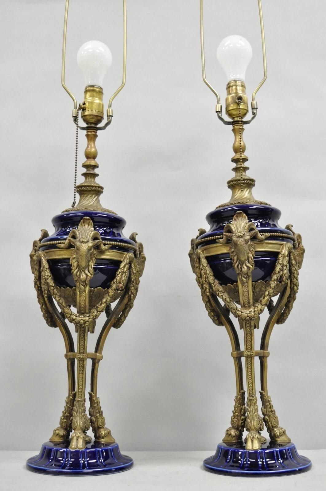 Splendide lampade da tavolo in porcellana blu cobalto in stile impero francese neoclassico, una coppia. Circa alla fine del XX secolo. Misure: 33,5