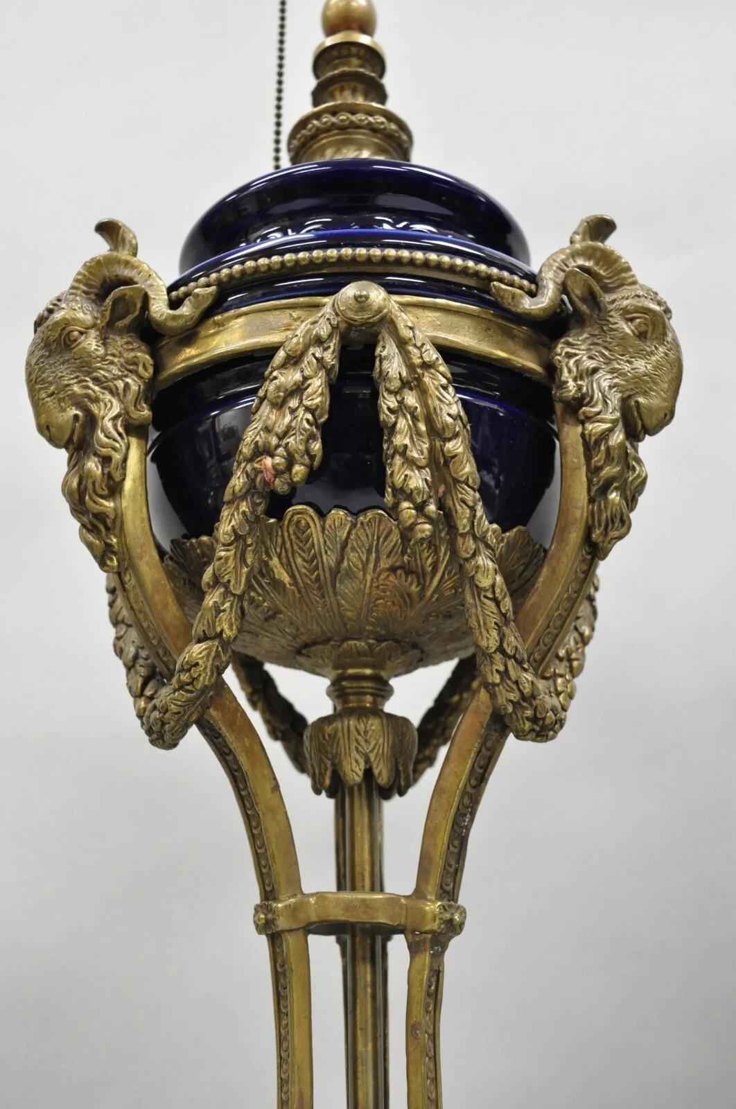 Neoclassico Lampada da tavolo in porcellana blu cobalto francese impero neoclassica con testa di ariete in vendita