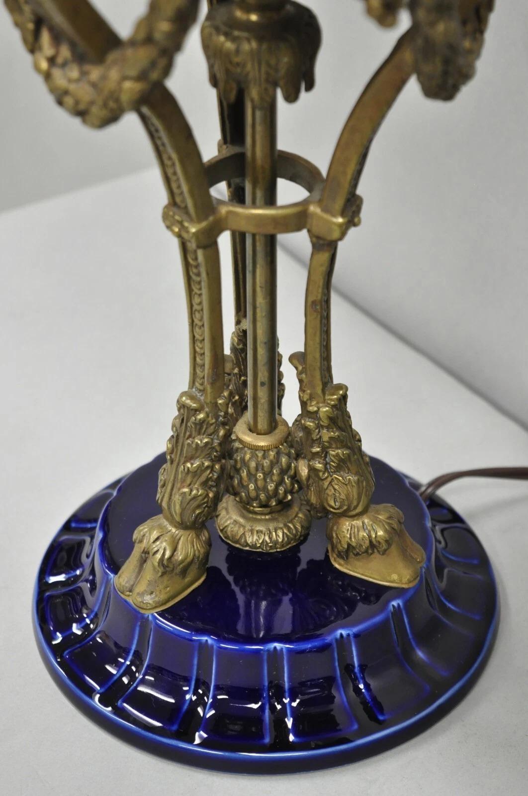 Sconosciuto Lampada da tavolo in porcellana blu cobalto francese impero neoclassica con testa di ariete in vendita